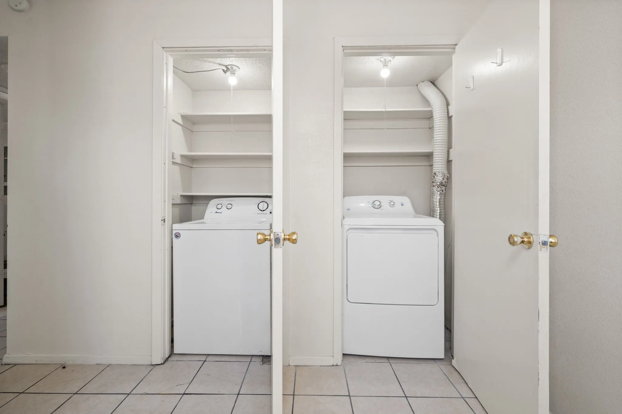 Townhouse For Rent in Denton County , 929 W Hickory Street A14, Denton, Texas 76201, 2 Bedroom, 3 Bathroom, Garage spaces, 1,047 Sqft, built in 1985, mls#21384096, Real Estate Agent in Denton, Homes For Rent in Denton county, Homes For Rent in Denton, Realtor in Denton Texas, Real Estate Brokerage Independent Realty Texas, Luminita Cordes Realtor