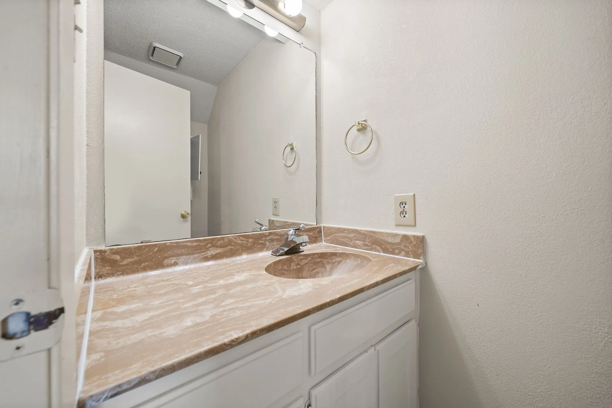 Townhouse For Rent in Denton County , 929 W Hickory Street A14, Denton, Texas 76201, 2 Bedroom, 3 Bathroom, Garage spaces, 1,047 Sqft, built in 1985, mls#21384096, Real Estate Agent in Denton, Homes For Rent in Denton county, Homes For Rent in Denton, Realtor in Denton Texas, Real Estate Brokerage Independent Realty Texas, Luminita Cordes Realtor