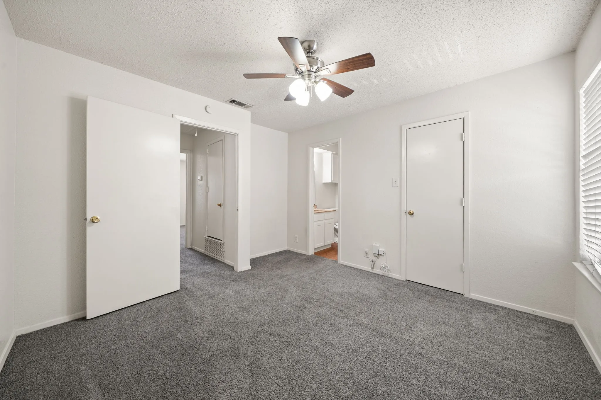 Townhouse For Rent in Denton County , 929 W Hickory Street A14, Denton, Texas 76201, 2 Bedroom, 3 Bathroom, Garage spaces, 1,047 Sqft, built in 1985, mls#21384096, Real Estate Agent in Denton, Homes For Rent in Denton county, Homes For Rent in Denton, Realtor in Denton Texas, Real Estate Brokerage Independent Realty Texas, Luminita Cordes Realtor