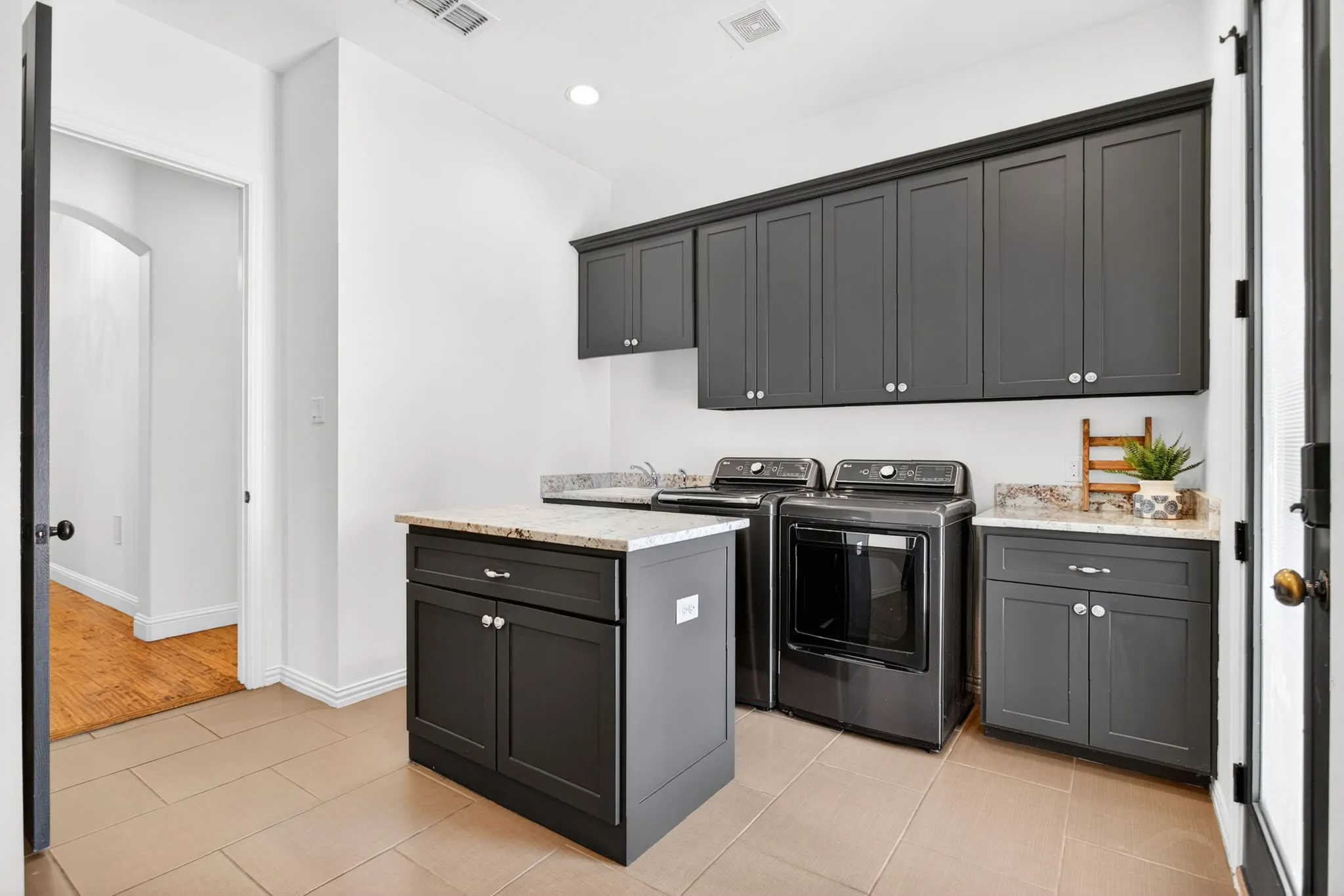 Single Family Residence For Sale in Parker County , 301 Rustic View Lane, Aledo, Texas 76008, 5 Bedroom, 5 Bathroom, 9 Garage spaces, 4,382 Sqft, built in 2014, mls#21385026, Real Estate Agent in Aledo, Homes For Sale in Parker county, Homes For Sale in Aledo, Realtor in Aledo Texas, Real Estate Brokerage Independent Realty Texas, Luminita Cordes Realtor