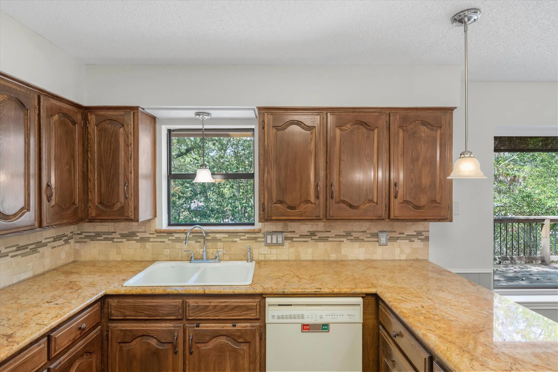 Single Family Residence For Sale in Smith County , 520 Dogwood Lane, Hideaway, Texas 75771, 3 Bedroom, 3 Bathroom, 2 Garage spaces, 1,990 Sqft, built in 1984, mls#21385028, Real Estate Agent in Hideaway, Homes For Sale in Smith county, Homes For Sale in Hideaway, Realtor in Hideaway Texas, Real Estate Brokerage Independent Realty Texas, Luminita Cordes Realtor