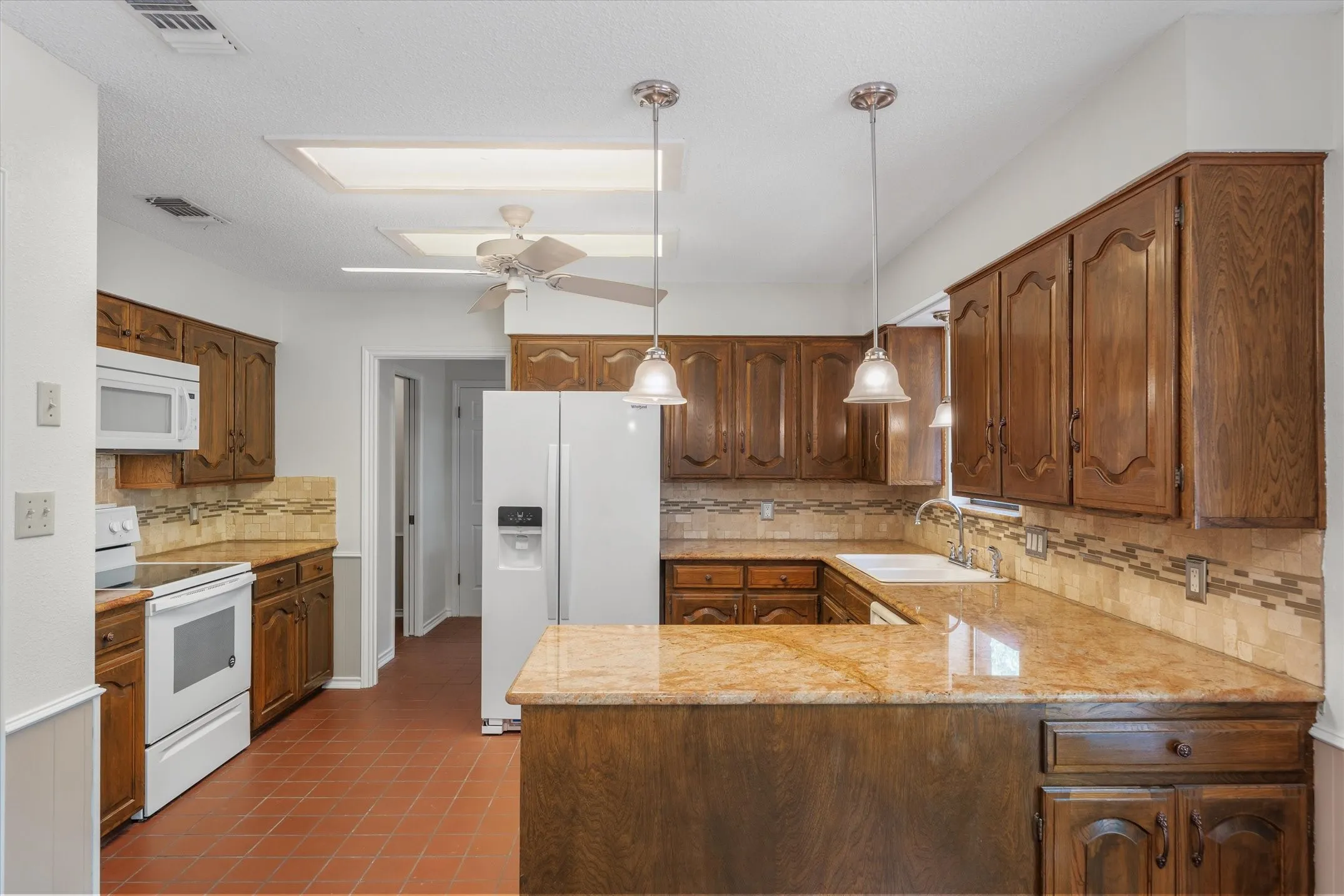 Single Family Residence For Sale in Smith County , 520 Dogwood Lane, Hideaway, Texas 75771, 3 Bedroom, 3 Bathroom, 2 Garage spaces, 1,990 Sqft, built in 1984, mls#21385028, Real Estate Agent in Hideaway, Homes For Sale in Smith county, Homes For Sale in Hideaway, Realtor in Hideaway Texas, Real Estate Brokerage Independent Realty Texas, Luminita Cordes Realtor