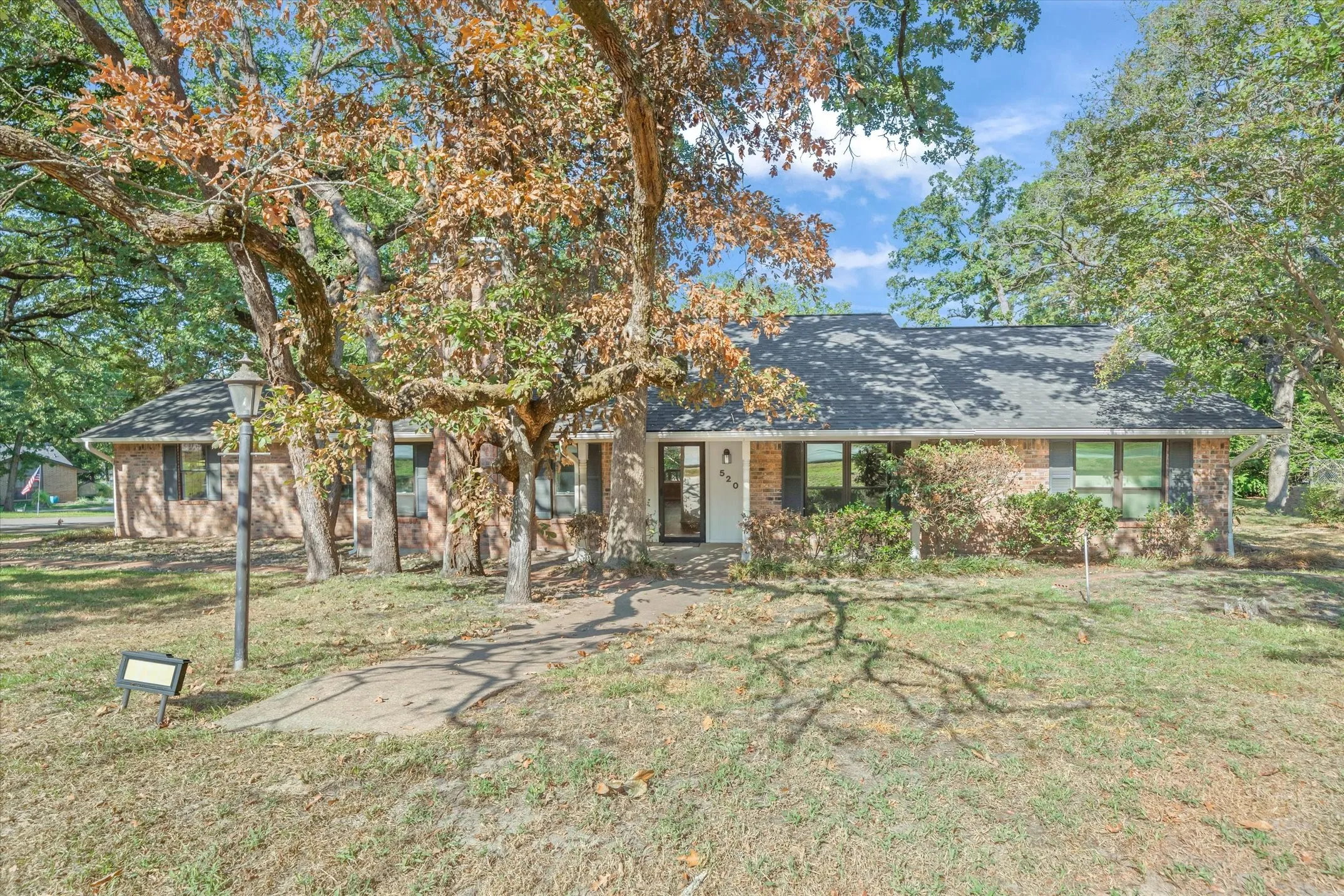 Single Family Residence For Sale in Smith County , 520 Dogwood Lane, Hideaway, Texas 75771, 3 Bedroom, 3 Bathroom, 2 Garage spaces, 1,990 Sqft, built in 1984, mls#21385028, Real Estate Agent in Hideaway, Homes For Sale in Smith county, Homes For Sale in Hideaway, Realtor in Hideaway Texas, Real Estate Brokerage Independent Realty Texas, Luminita Cordes Realtor