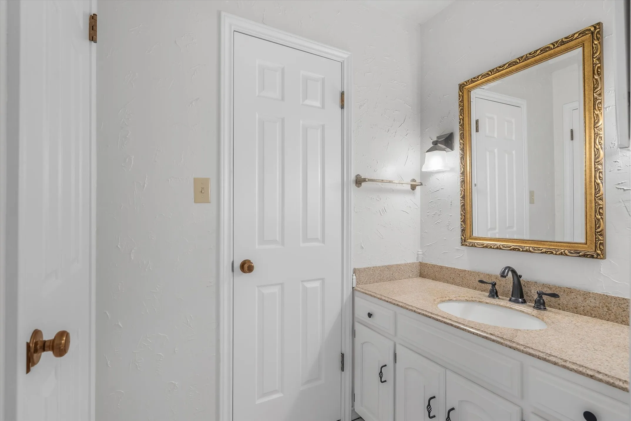 Single Family Residence For Sale in Smith County , 520 Dogwood Lane, Hideaway, Texas 75771, 3 Bedroom, 3 Bathroom, 2 Garage spaces, 1,990 Sqft, built in 1984, mls#21385028, Real Estate Agent in Hideaway, Homes For Sale in Smith county, Homes For Sale in Hideaway, Realtor in Hideaway Texas, Real Estate Brokerage Independent Realty Texas, Luminita Cordes Realtor
