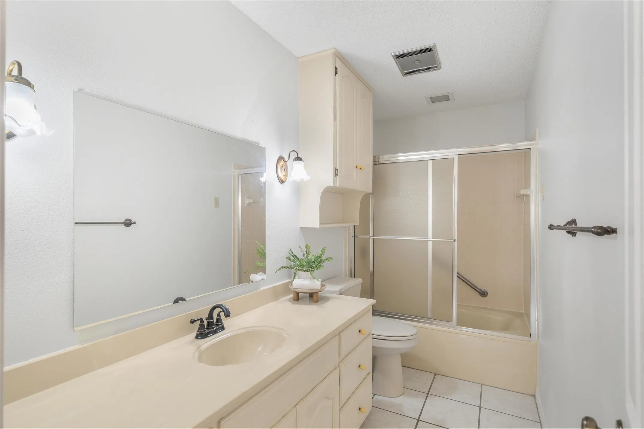Single Family Residence For Sale in Smith County , 520 Dogwood Lane, Hideaway, Texas 75771, 3 Bedroom, 3 Bathroom, 2 Garage spaces, 1,990 Sqft, built in 1984, mls#21385028, Real Estate Agent in Hideaway, Homes For Sale in Smith county, Homes For Sale in Hideaway, Realtor in Hideaway Texas, Real Estate Brokerage Independent Realty Texas, Luminita Cordes Realtor