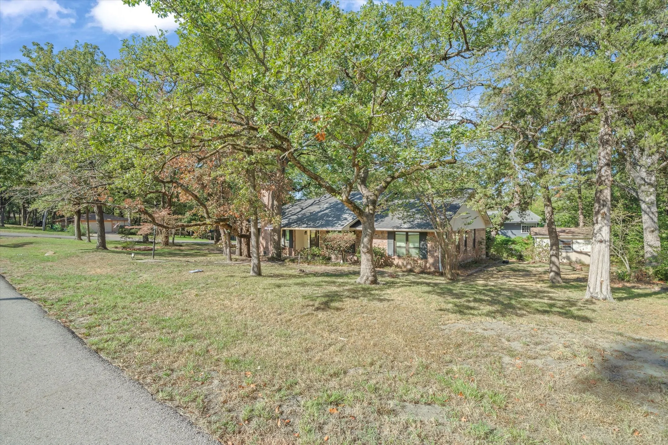 Single Family Residence For Sale in Smith County , 520 Dogwood Lane, Hideaway, Texas 75771, 3 Bedroom, 3 Bathroom, 2 Garage spaces, 1,990 Sqft, built in 1984, mls#21385028, Real Estate Agent in Hideaway, Homes For Sale in Smith county, Homes For Sale in Hideaway, Realtor in Hideaway Texas, Real Estate Brokerage Independent Realty Texas, Luminita Cordes Realtor