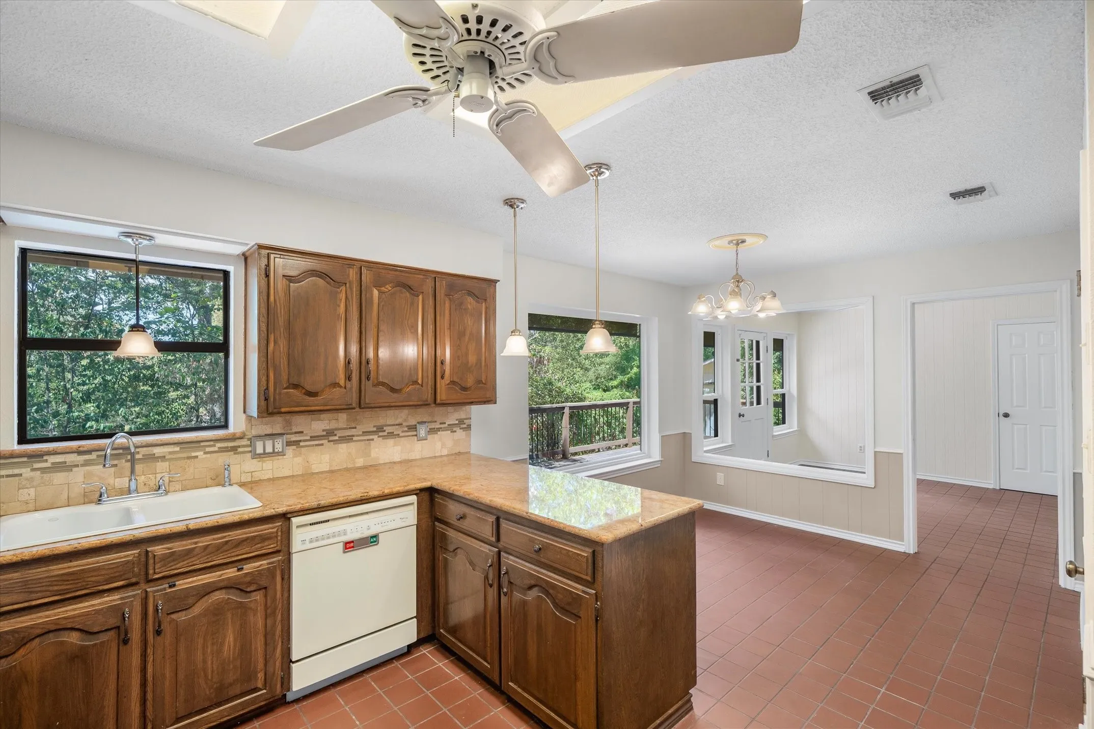 Single Family Residence For Sale in Smith County , 520 Dogwood Lane, Hideaway, Texas 75771, 3 Bedroom, 3 Bathroom, 2 Garage spaces, 1,990 Sqft, built in 1984, mls#21385028, Real Estate Agent in Hideaway, Homes For Sale in Smith county, Homes For Sale in Hideaway, Realtor in Hideaway Texas, Real Estate Brokerage Independent Realty Texas, Luminita Cordes Realtor