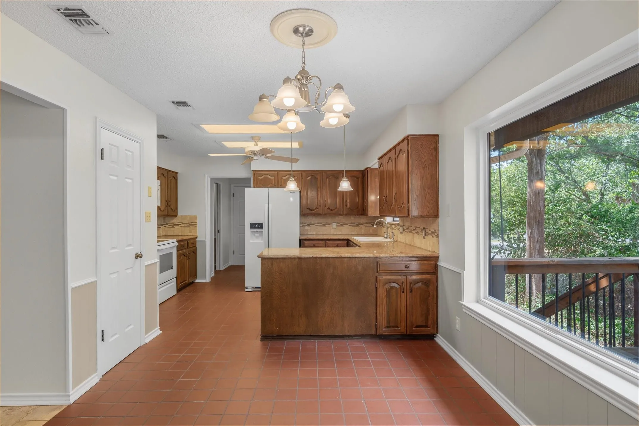 Single Family Residence For Sale in Smith County , 520 Dogwood Lane, Hideaway, Texas 75771, 3 Bedroom, 3 Bathroom, 2 Garage spaces, 1,990 Sqft, built in 1984, mls#21385028, Real Estate Agent in Hideaway, Homes For Sale in Smith county, Homes For Sale in Hideaway, Realtor in Hideaway Texas, Real Estate Brokerage Independent Realty Texas, Luminita Cordes Realtor