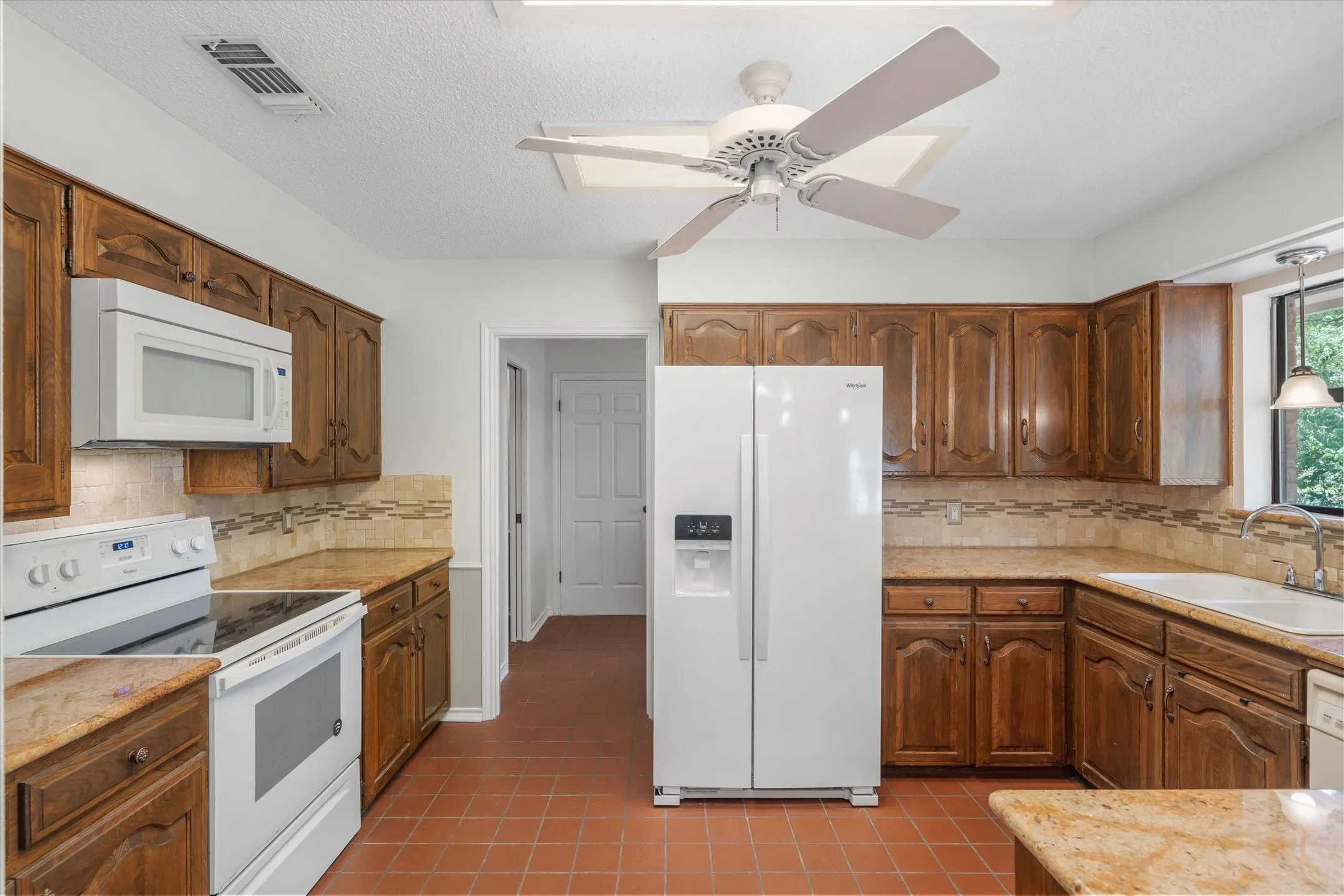 Single Family Residence For Sale in Smith County , 520 Dogwood Lane, Hideaway, Texas 75771, 3 Bedroom, 3 Bathroom, 2 Garage spaces, 1,990 Sqft, built in 1984, mls#21385028, Real Estate Agent in Hideaway, Homes For Sale in Smith county, Homes For Sale in Hideaway, Realtor in Hideaway Texas, Real Estate Brokerage Independent Realty Texas, Luminita Cordes Realtor