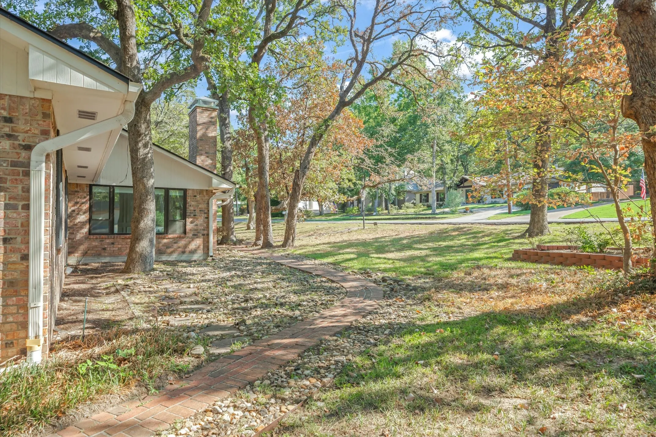 Single Family Residence For Sale in Smith County , 520 Dogwood Lane, Hideaway, Texas 75771, 3 Bedroom, 3 Bathroom, 2 Garage spaces, 1,990 Sqft, built in 1984, mls#21385028, Real Estate Agent in Hideaway, Homes For Sale in Smith county, Homes For Sale in Hideaway, Realtor in Hideaway Texas, Real Estate Brokerage Independent Realty Texas, Luminita Cordes Realtor