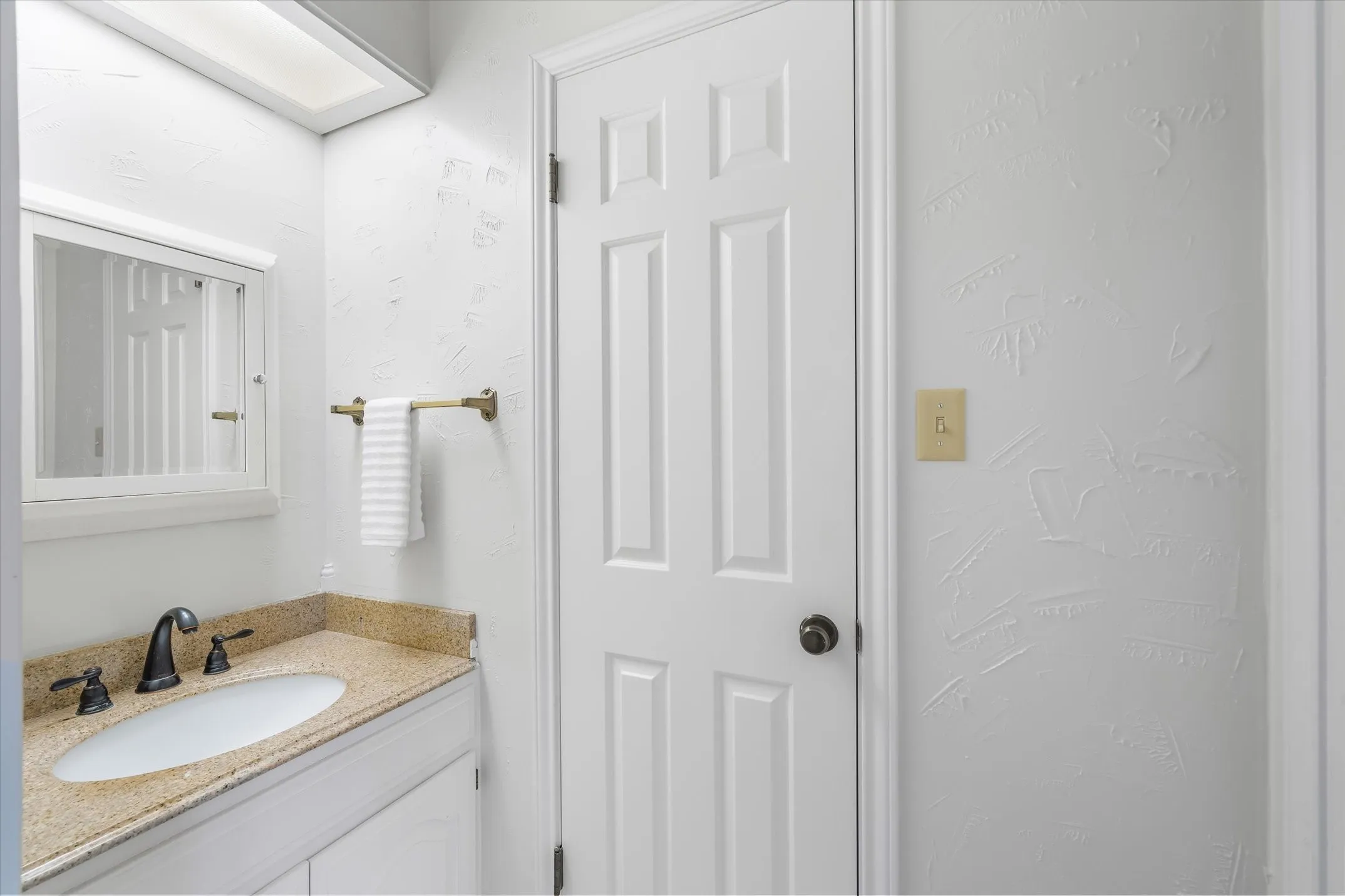 Single Family Residence For Sale in Smith County , 520 Dogwood Lane, Hideaway, Texas 75771, 3 Bedroom, 3 Bathroom, 2 Garage spaces, 1,990 Sqft, built in 1984, mls#21385028, Real Estate Agent in Hideaway, Homes For Sale in Smith county, Homes For Sale in Hideaway, Realtor in Hideaway Texas, Real Estate Brokerage Independent Realty Texas, Luminita Cordes Realtor