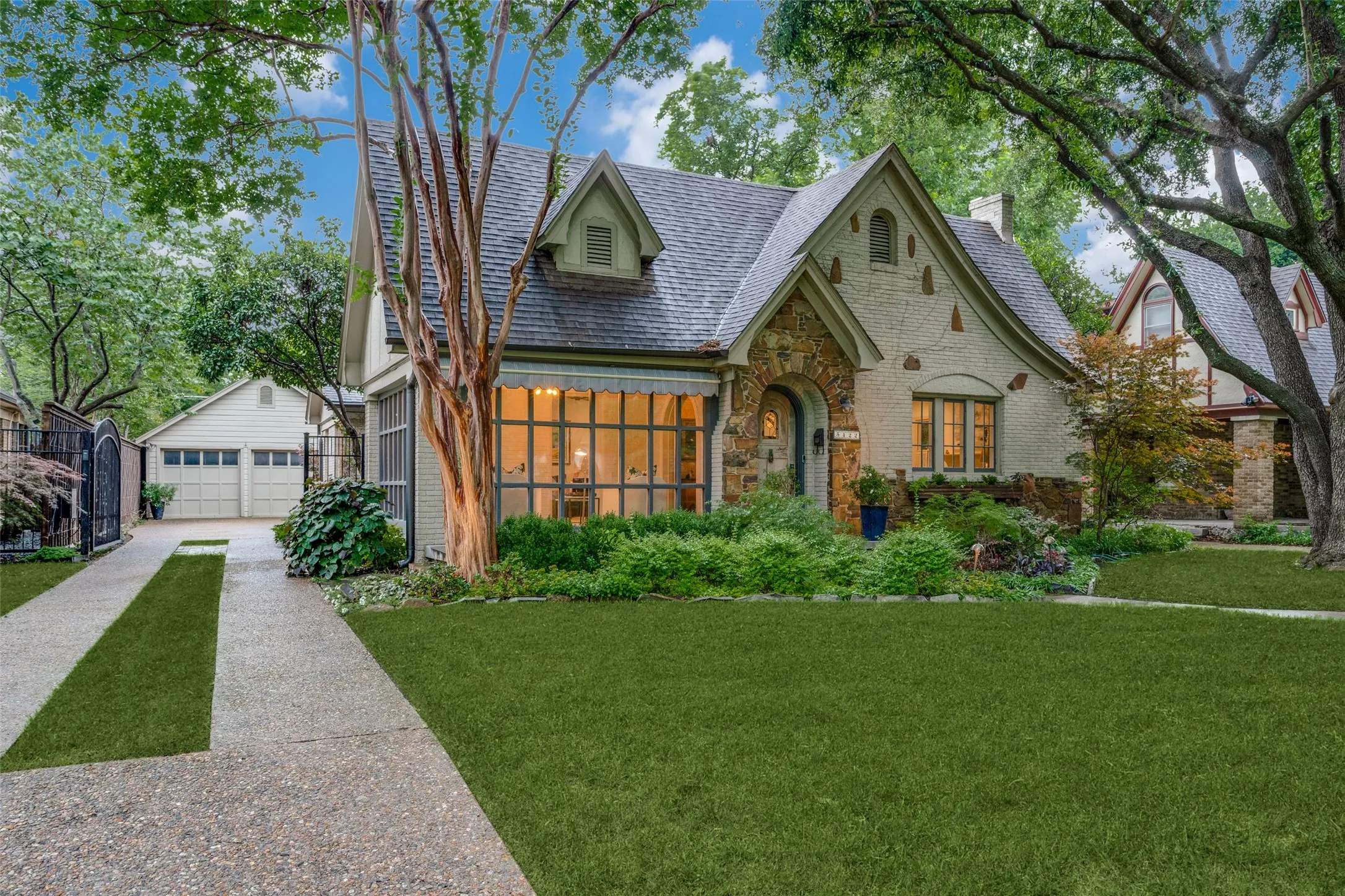 Single Family Residence For Rent in Dallas County , 5422 Merrimac Avenue, Dallas, Texas 75206, 3 Bedroom, 2 Bathroom, 2 Garage spaces, 2,496 Sqft, built in 1927, mls#21382514, Real Estate Agent in Dallas, Homes For Rent in Dallas county, Homes For Rent in Dallas, Realtor in Dallas Texas, Real Estate Brokerage Independent Realty Texas, Luminita Cordes Realtor