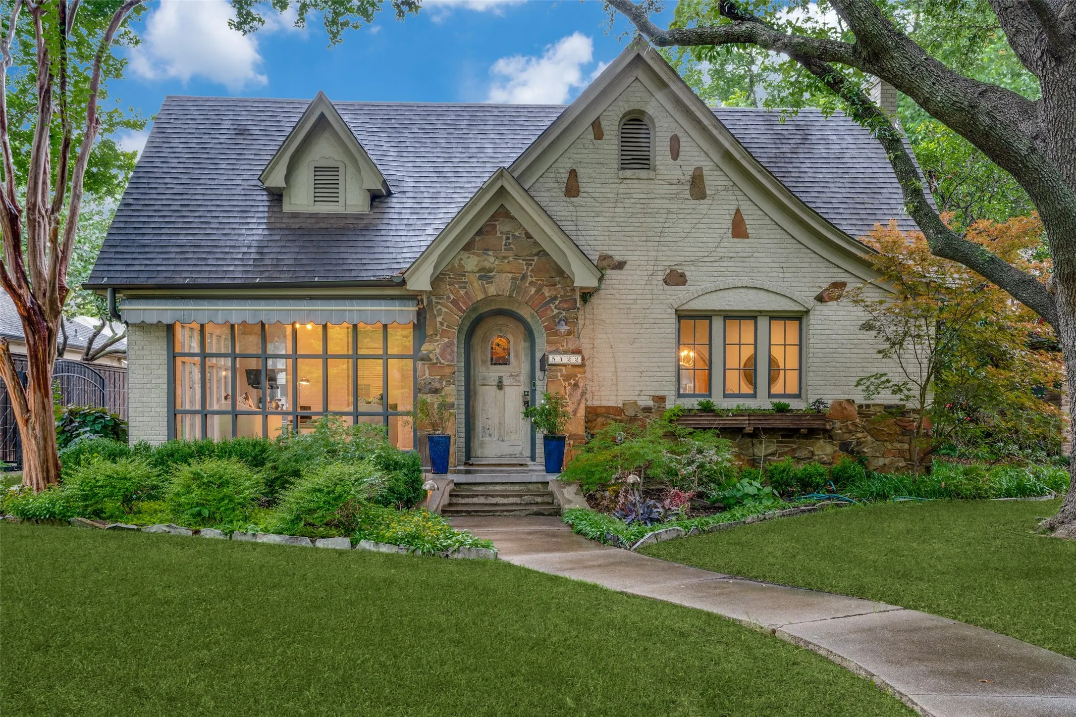Single Family Residence For Rent in Dallas County , 5422 Merrimac Avenue, Dallas, Texas 75206, 3 Bedroom, 2 Bathroom, 2 Garage spaces, 2,496 Sqft, built in 1927, mls#21382514, Real Estate Agent in Dallas, Homes For Rent in Dallas county, Homes For Rent in Dallas, Realtor in Dallas Texas, Real Estate Brokerage Independent Realty Texas, Luminita Cordes Realtor