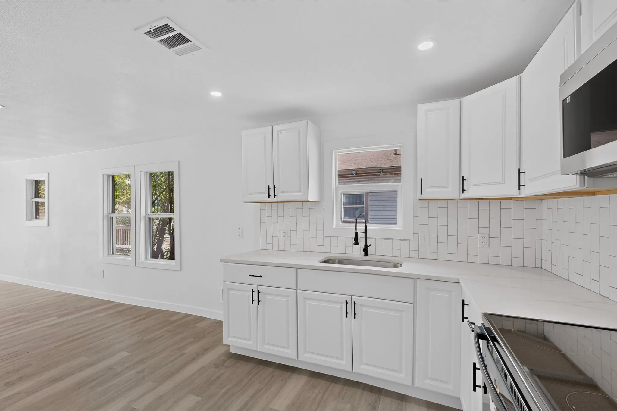 Single Family Residence For Sale in Dallas County , 4427 Frank Street, Dallas, Texas 75210, 3 Bedroom, 2 Bathroom, Garage spaces, 1,223 Sqft, built in 1921, mls#21385042, Real Estate Agent in Dallas, Homes For Sale in Dallas county, Homes For Sale in Dallas, Realtor in Dallas Texas, Real Estate Brokerage Independent Realty Texas, Luminita Cordes Realtor