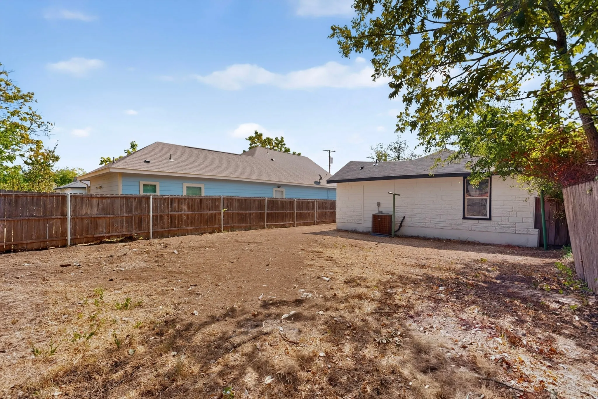 Single Family Residence For Sale in Dallas County , 4427 Frank Street, Dallas, Texas 75210, 3 Bedroom, 2 Bathroom, Garage spaces, 1,223 Sqft, built in 1921, mls#21385042, Real Estate Agent in Dallas, Homes For Sale in Dallas county, Homes For Sale in Dallas, Realtor in Dallas Texas, Real Estate Brokerage Independent Realty Texas, Luminita Cordes Realtor
