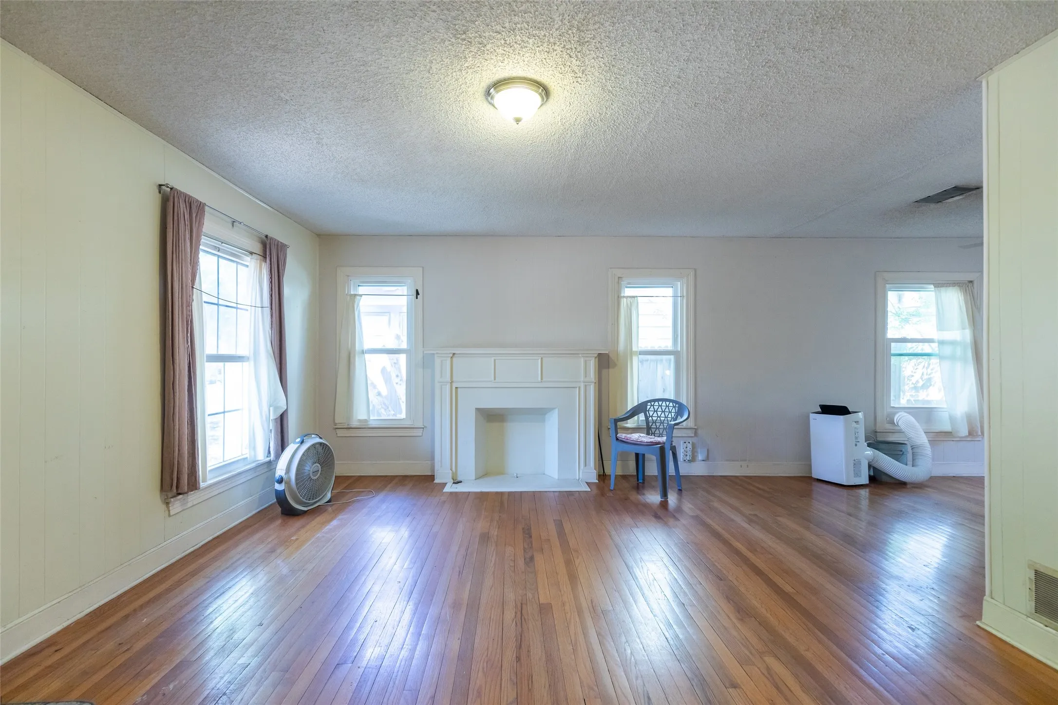 Single Family Residence For Sale in Taylor County , 909 Grand Avenue, Abilene, Texas 79605, 3 Bedroom, 1 Bathroom, 1 Garage spaces, 1,226 Sqft, built in 1948, mls#21385019, Real Estate Agent in Abilene, Homes For Sale in Taylor county, Homes For Sale in Abilene, Realtor in Abilene Texas, Real Estate Brokerage Independent Realty Texas, Luminita Cordes Realtor