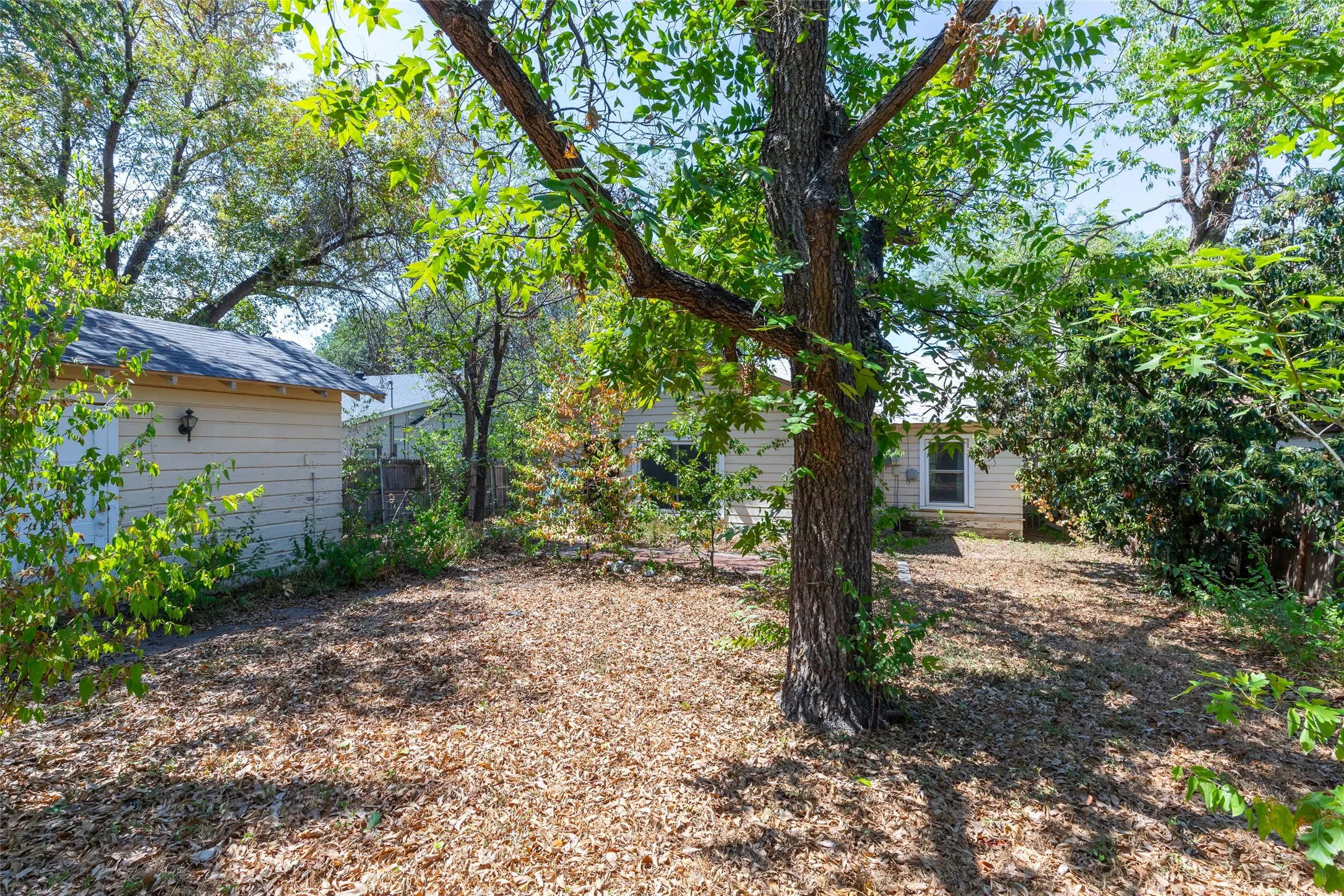 Single Family Residence For Sale in Taylor County , 909 Grand Avenue, Abilene, Texas 79605, 3 Bedroom, 1 Bathroom, 1 Garage spaces, 1,226 Sqft, built in 1948, mls#21385019, Real Estate Agent in Abilene, Homes For Sale in Taylor county, Homes For Sale in Abilene, Realtor in Abilene Texas, Real Estate Brokerage Independent Realty Texas, Luminita Cordes Realtor