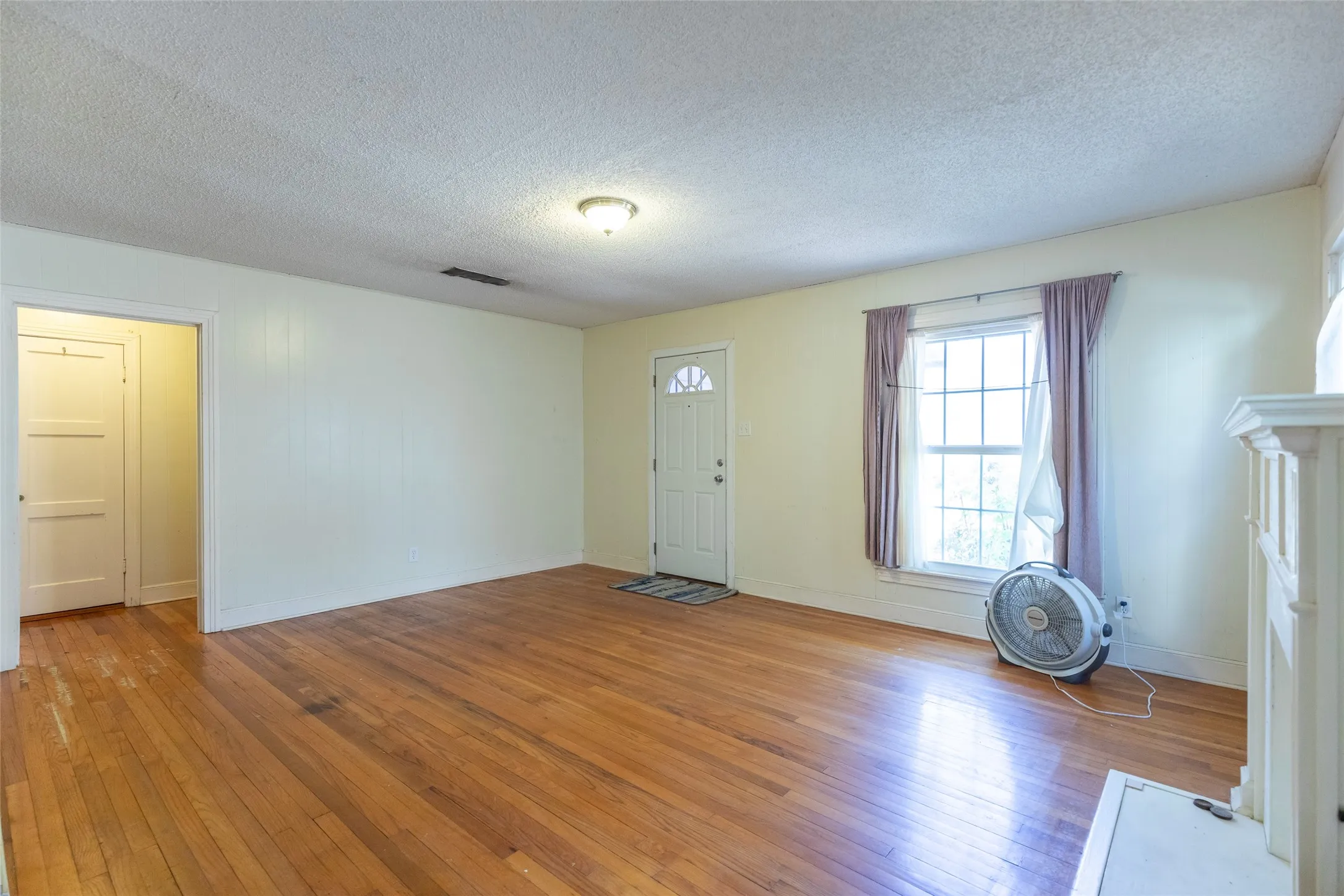 Single Family Residence For Sale in Taylor County , 909 Grand Avenue, Abilene, Texas 79605, 3 Bedroom, 1 Bathroom, 1 Garage spaces, 1,226 Sqft, built in 1948, mls#21385019, Real Estate Agent in Abilene, Homes For Sale in Taylor county, Homes For Sale in Abilene, Realtor in Abilene Texas, Real Estate Brokerage Independent Realty Texas, Luminita Cordes Realtor