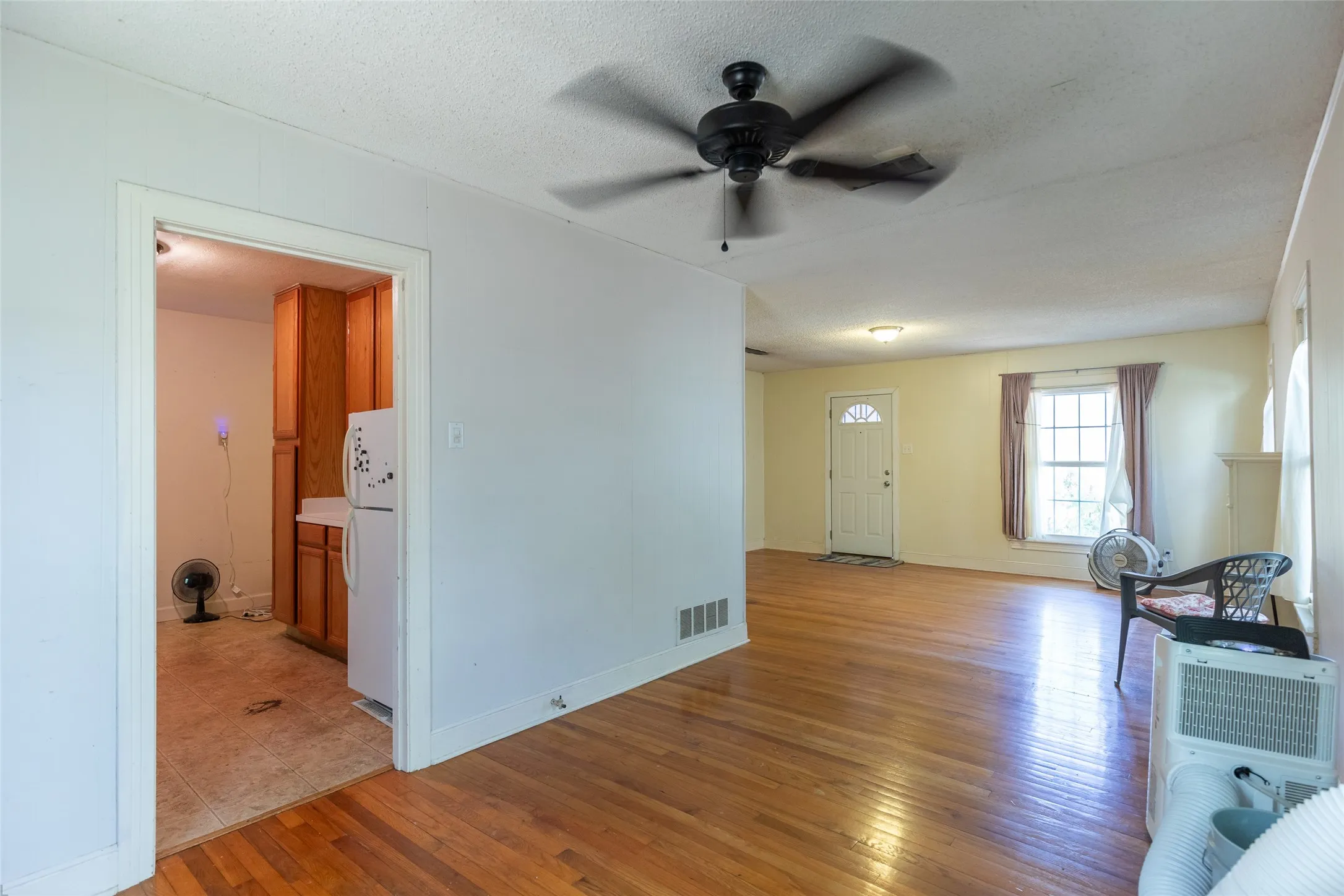 Single Family Residence For Sale in Taylor County , 909 Grand Avenue, Abilene, Texas 79605, 3 Bedroom, 1 Bathroom, 1 Garage spaces, 1,226 Sqft, built in 1948, mls#21385019, Real Estate Agent in Abilene, Homes For Sale in Taylor county, Homes For Sale in Abilene, Realtor in Abilene Texas, Real Estate Brokerage Independent Realty Texas, Luminita Cordes Realtor