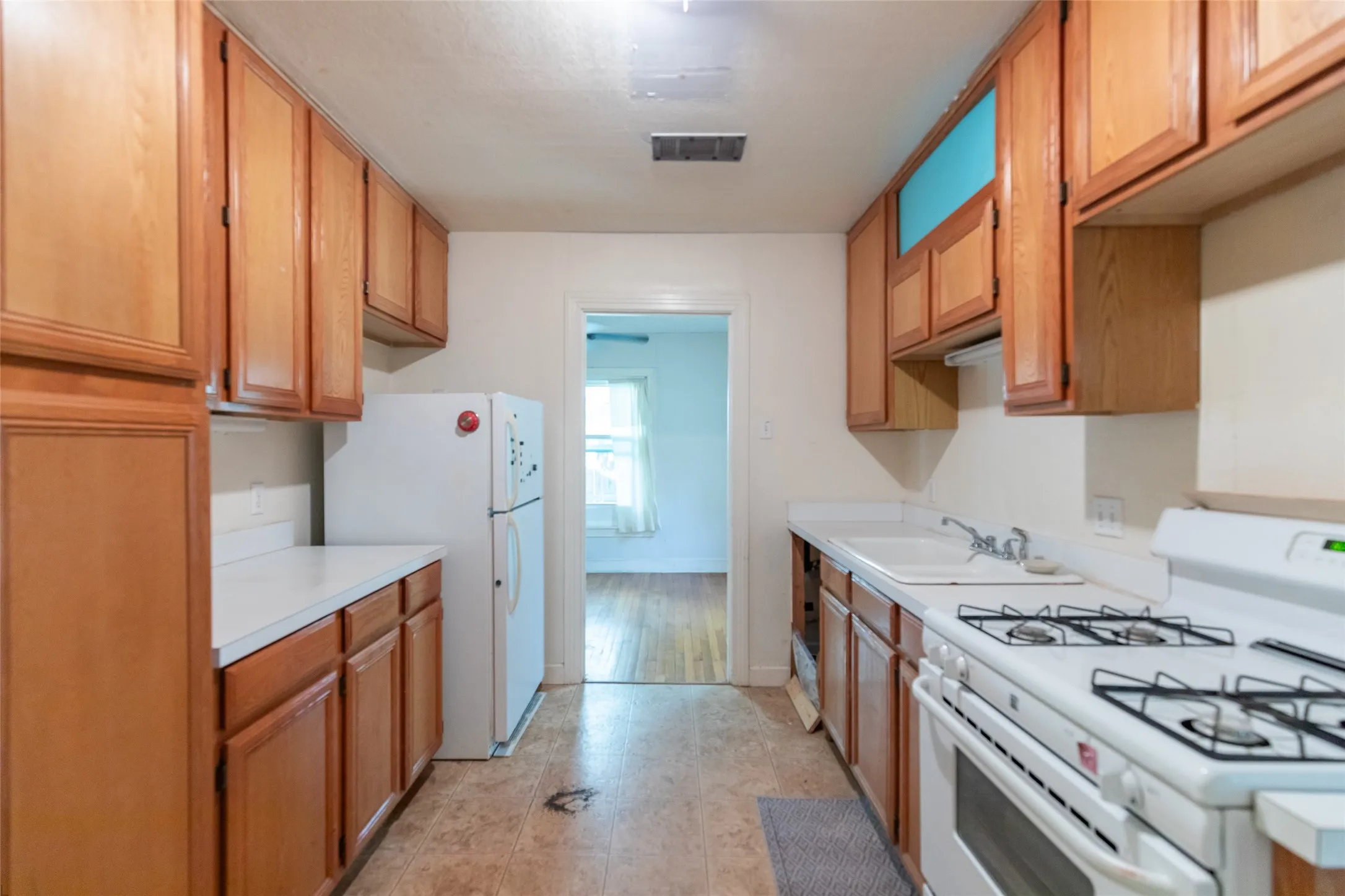 Single Family Residence For Sale in Taylor County , 909 Grand Avenue, Abilene, Texas 79605, 3 Bedroom, 1 Bathroom, 1 Garage spaces, 1,226 Sqft, built in 1948, mls#21385019, Real Estate Agent in Abilene, Homes For Sale in Taylor county, Homes For Sale in Abilene, Realtor in Abilene Texas, Real Estate Brokerage Independent Realty Texas, Luminita Cordes Realtor