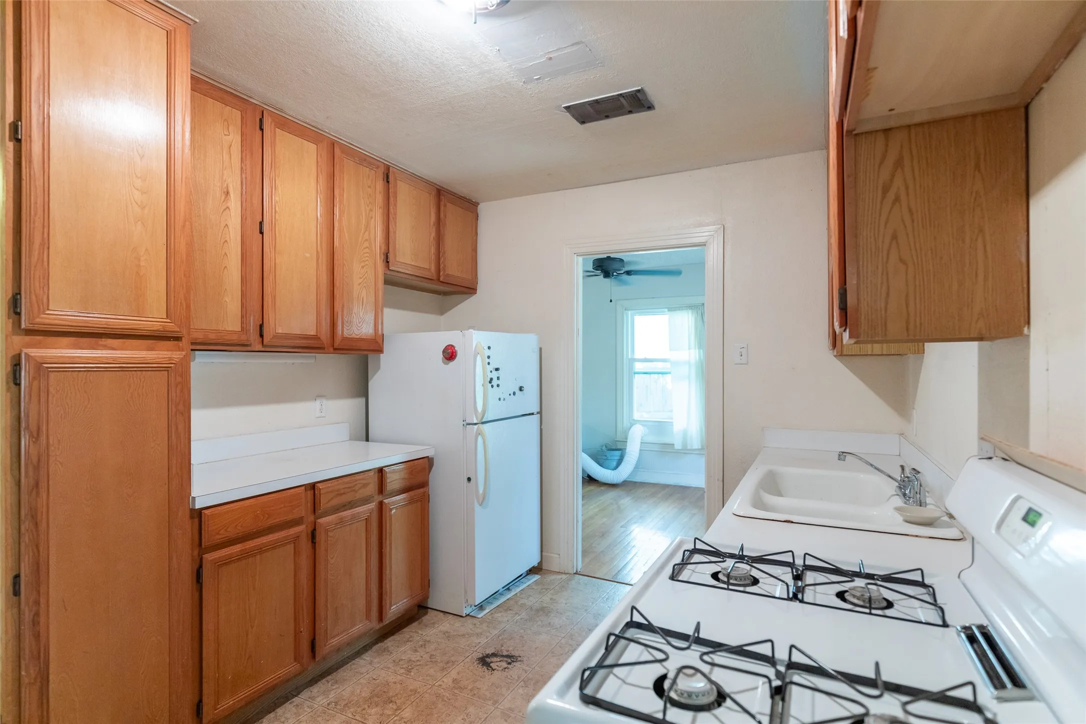 Single Family Residence For Sale in Taylor County , 909 Grand Avenue, Abilene, Texas 79605, 3 Bedroom, 1 Bathroom, 1 Garage spaces, 1,226 Sqft, built in 1948, mls#21385019, Real Estate Agent in Abilene, Homes For Sale in Taylor county, Homes For Sale in Abilene, Realtor in Abilene Texas, Real Estate Brokerage Independent Realty Texas, Luminita Cordes Realtor