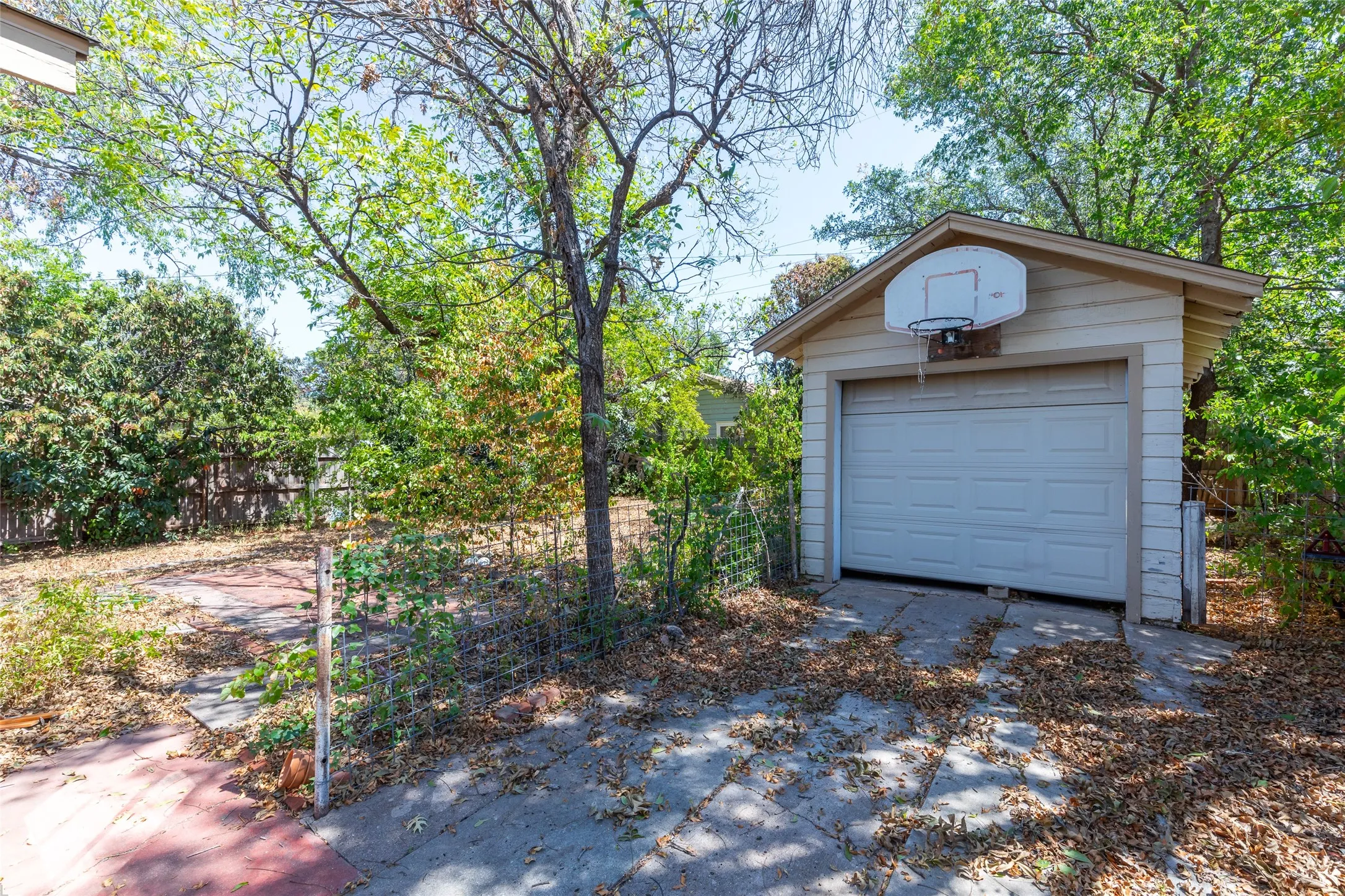 Single Family Residence For Sale in Taylor County , 909 Grand Avenue, Abilene, Texas 79605, 3 Bedroom, 1 Bathroom, 1 Garage spaces, 1,226 Sqft, built in 1948, mls#21385019, Real Estate Agent in Abilene, Homes For Sale in Taylor county, Homes For Sale in Abilene, Realtor in Abilene Texas, Real Estate Brokerage Independent Realty Texas, Luminita Cordes Realtor