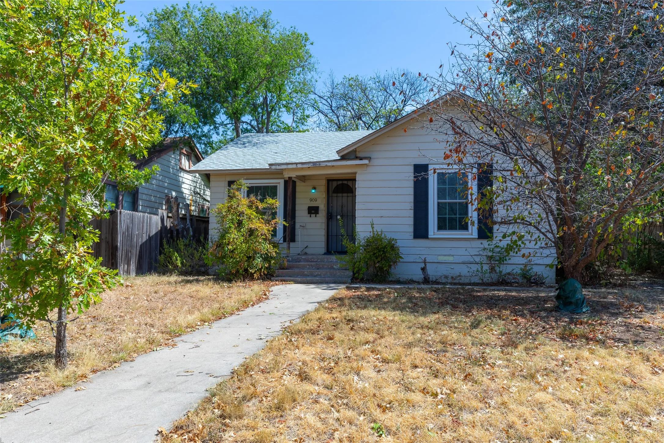 Single Family Residence For Sale in Taylor County , 909 Grand Avenue, Abilene, Texas 79605, 3 Bedroom, 1 Bathroom, 1 Garage spaces, 1,226 Sqft, built in 1948, mls#21385019, Real Estate Agent in Abilene, Homes For Sale in Taylor county, Homes For Sale in Abilene, Realtor in Abilene Texas, Real Estate Brokerage Independent Realty Texas, Luminita Cordes Realtor