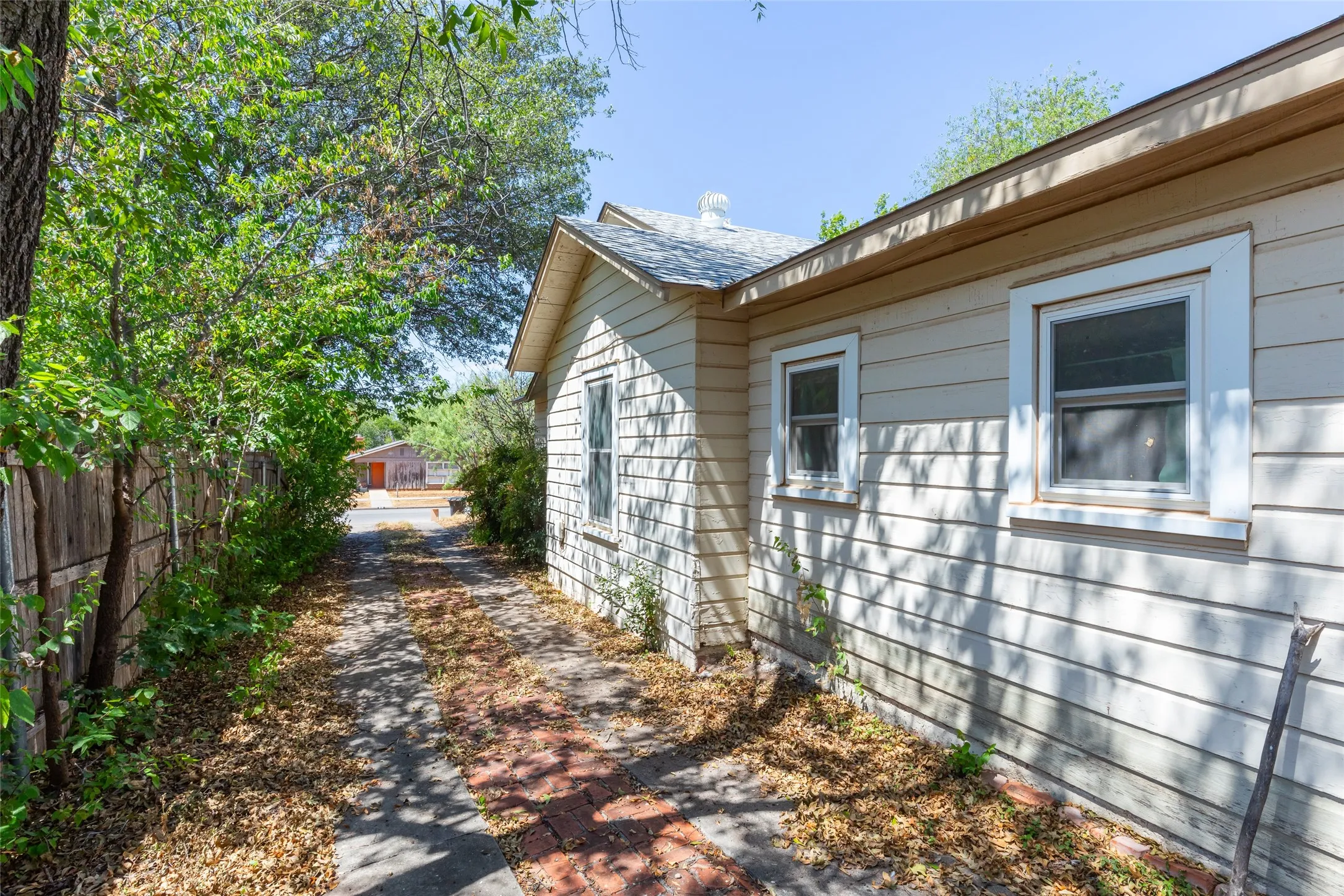 Single Family Residence For Sale in Taylor County , 909 Grand Avenue, Abilene, Texas 79605, 3 Bedroom, 1 Bathroom, 1 Garage spaces, 1,226 Sqft, built in 1948, mls#21385019, Real Estate Agent in Abilene, Homes For Sale in Taylor county, Homes For Sale in Abilene, Realtor in Abilene Texas, Real Estate Brokerage Independent Realty Texas, Luminita Cordes Realtor