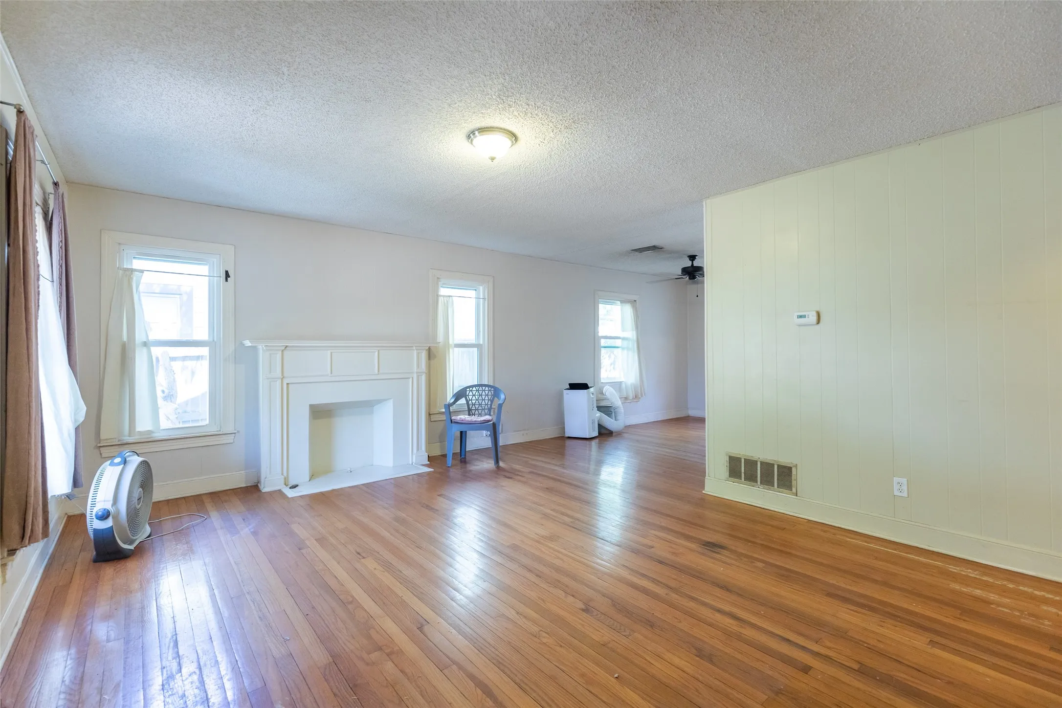 Single Family Residence For Sale in Taylor County , 909 Grand Avenue, Abilene, Texas 79605, 3 Bedroom, 1 Bathroom, 1 Garage spaces, 1,226 Sqft, built in 1948, mls#21385019, Real Estate Agent in Abilene, Homes For Sale in Taylor county, Homes For Sale in Abilene, Realtor in Abilene Texas, Real Estate Brokerage Independent Realty Texas, Luminita Cordes Realtor