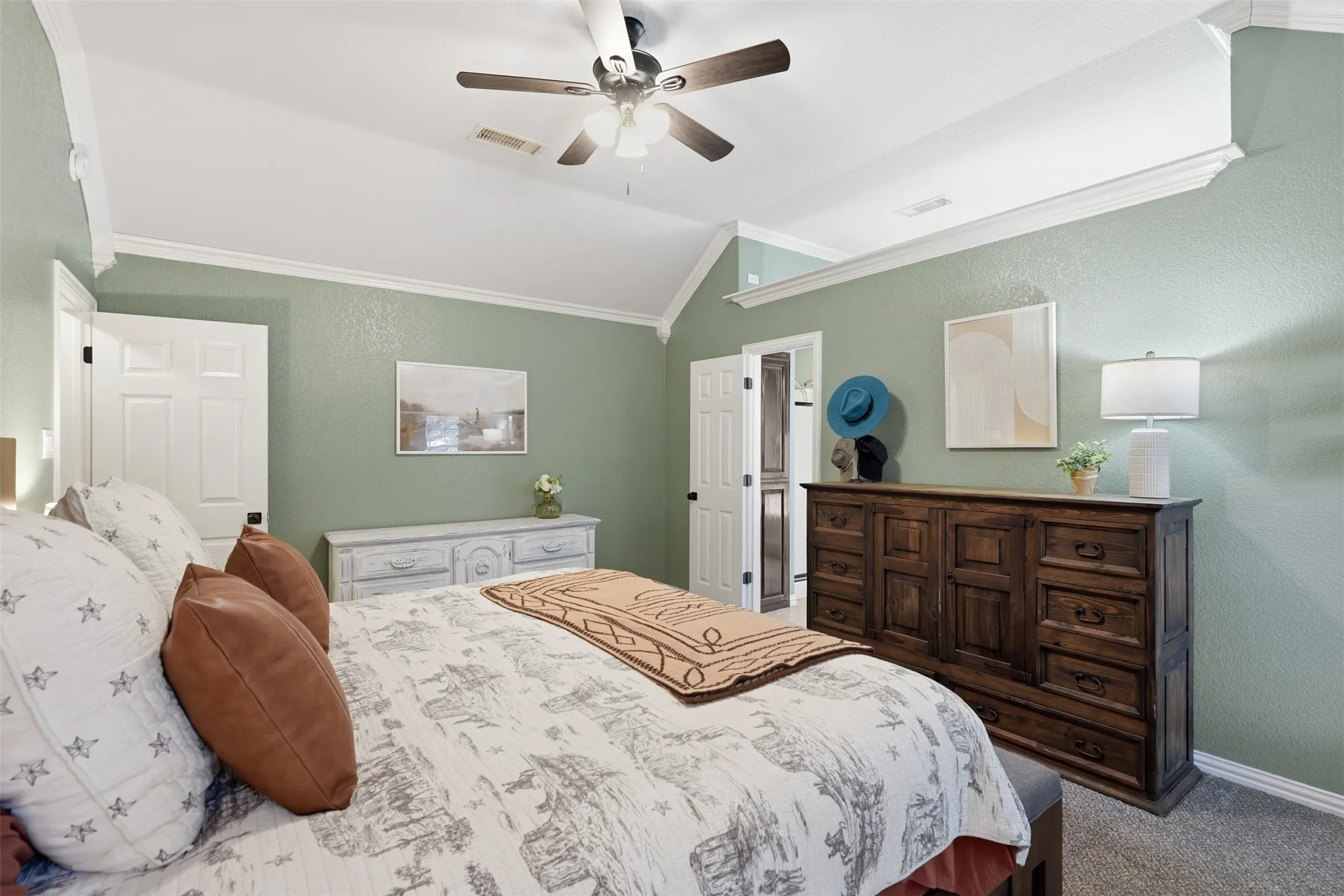 Single Family Residence For Sale in Johnson County , 802 Justin Court, Keene, Texas 76059, 4 Bedroom, 2 Bathroom, 2 Garage spaces, 1,829 Sqft, built in 2002, mls#21385011, Real Estate Agent in Keene, Homes For Sale in Johnson county, Homes For Sale in Keene, Realtor in Keene Texas, Real Estate Brokerage Independent Realty Texas, Luminita Cordes Realtor