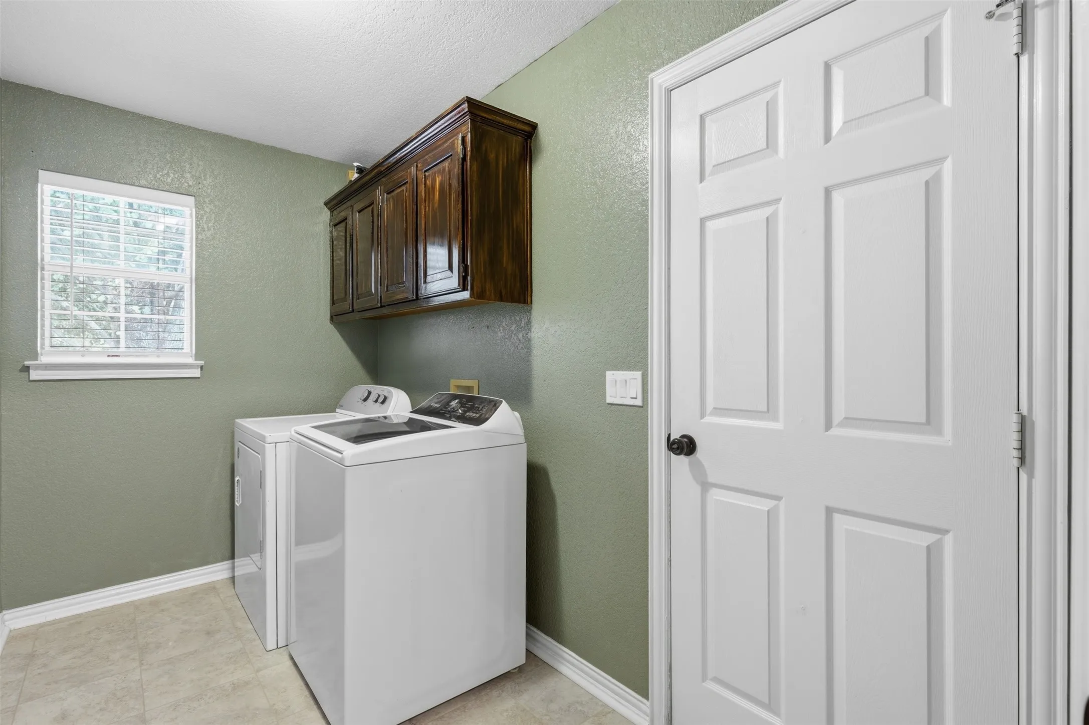 Single Family Residence For Sale in Johnson County , 802 Justin Court, Keene, Texas 76059, 4 Bedroom, 2 Bathroom, 2 Garage spaces, 1,829 Sqft, built in 2002, mls#21385011, Real Estate Agent in Keene, Homes For Sale in Johnson county, Homes For Sale in Keene, Realtor in Keene Texas, Real Estate Brokerage Independent Realty Texas, Luminita Cordes Realtor