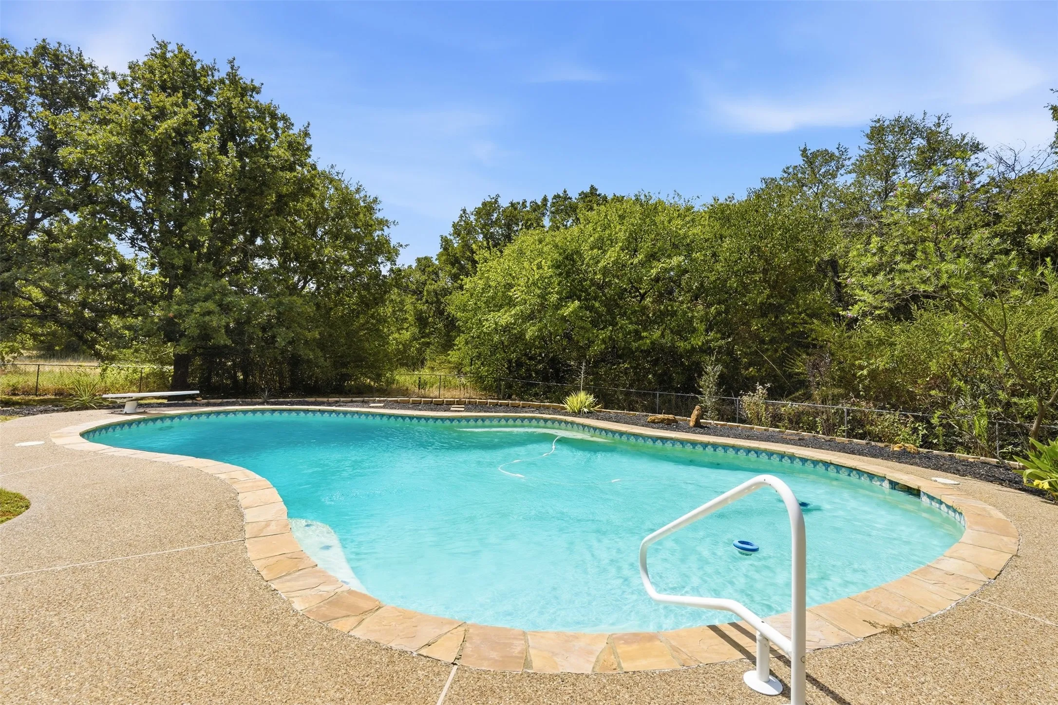 Single Family Residence For Sale in Johnson County , 802 Justin Court, Keene, Texas 76059, 4 Bedroom, 2 Bathroom, 2 Garage spaces, 1,829 Sqft, built in 2002, mls#21385011, Real Estate Agent in Keene, Homes For Sale in Johnson county, Homes For Sale in Keene, Realtor in Keene Texas, Real Estate Brokerage Independent Realty Texas, Luminita Cordes Realtor