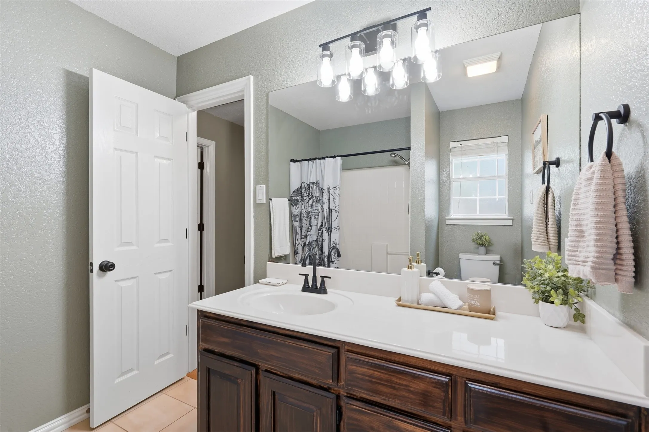 Single Family Residence For Sale in Johnson County , 802 Justin Court, Keene, Texas 76059, 4 Bedroom, 2 Bathroom, 2 Garage spaces, 1,829 Sqft, built in 2002, mls#21385011, Real Estate Agent in Keene, Homes For Sale in Johnson county, Homes For Sale in Keene, Realtor in Keene Texas, Real Estate Brokerage Independent Realty Texas, Luminita Cordes Realtor