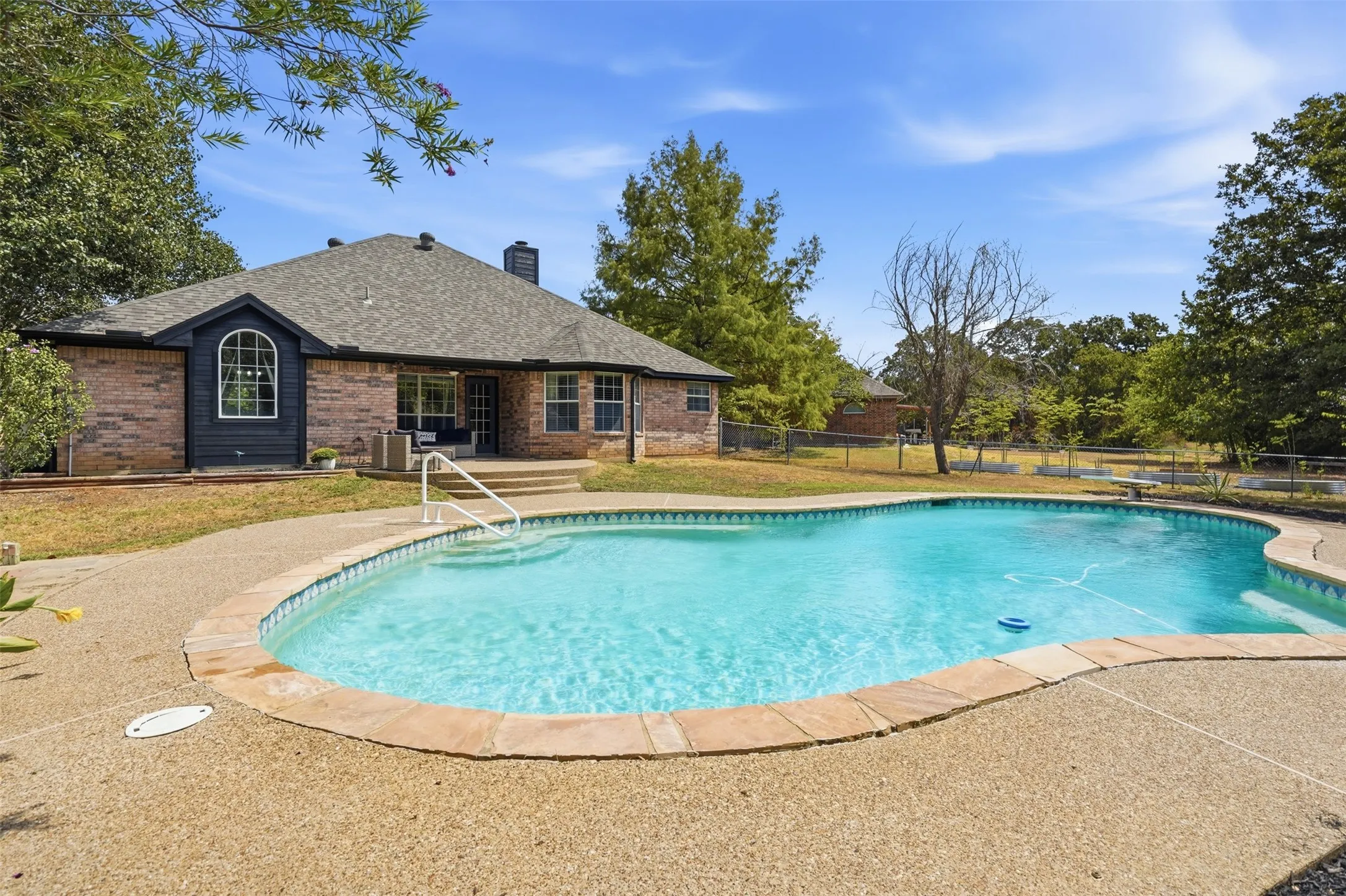 Single Family Residence For Sale in Johnson County , 802 Justin Court, Keene, Texas 76059, 4 Bedroom, 2 Bathroom, 2 Garage spaces, 1,829 Sqft, built in 2002, mls#21385011, Real Estate Agent in Keene, Homes For Sale in Johnson county, Homes For Sale in Keene, Realtor in Keene Texas, Real Estate Brokerage Independent Realty Texas, Luminita Cordes Realtor