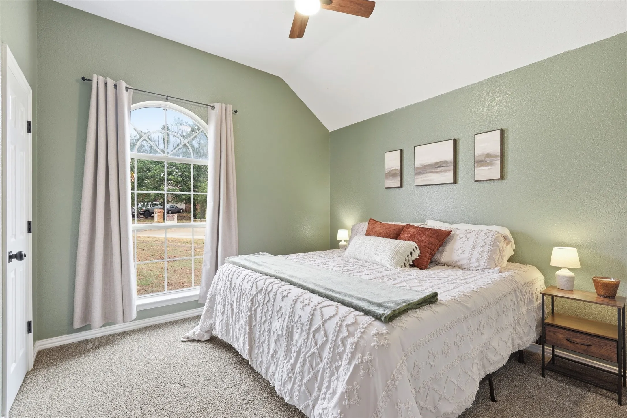 Single Family Residence For Sale in Johnson County , 802 Justin Court, Keene, Texas 76059, 4 Bedroom, 2 Bathroom, 2 Garage spaces, 1,829 Sqft, built in 2002, mls#21385011, Real Estate Agent in Keene, Homes For Sale in Johnson county, Homes For Sale in Keene, Realtor in Keene Texas, Real Estate Brokerage Independent Realty Texas, Luminita Cordes Realtor