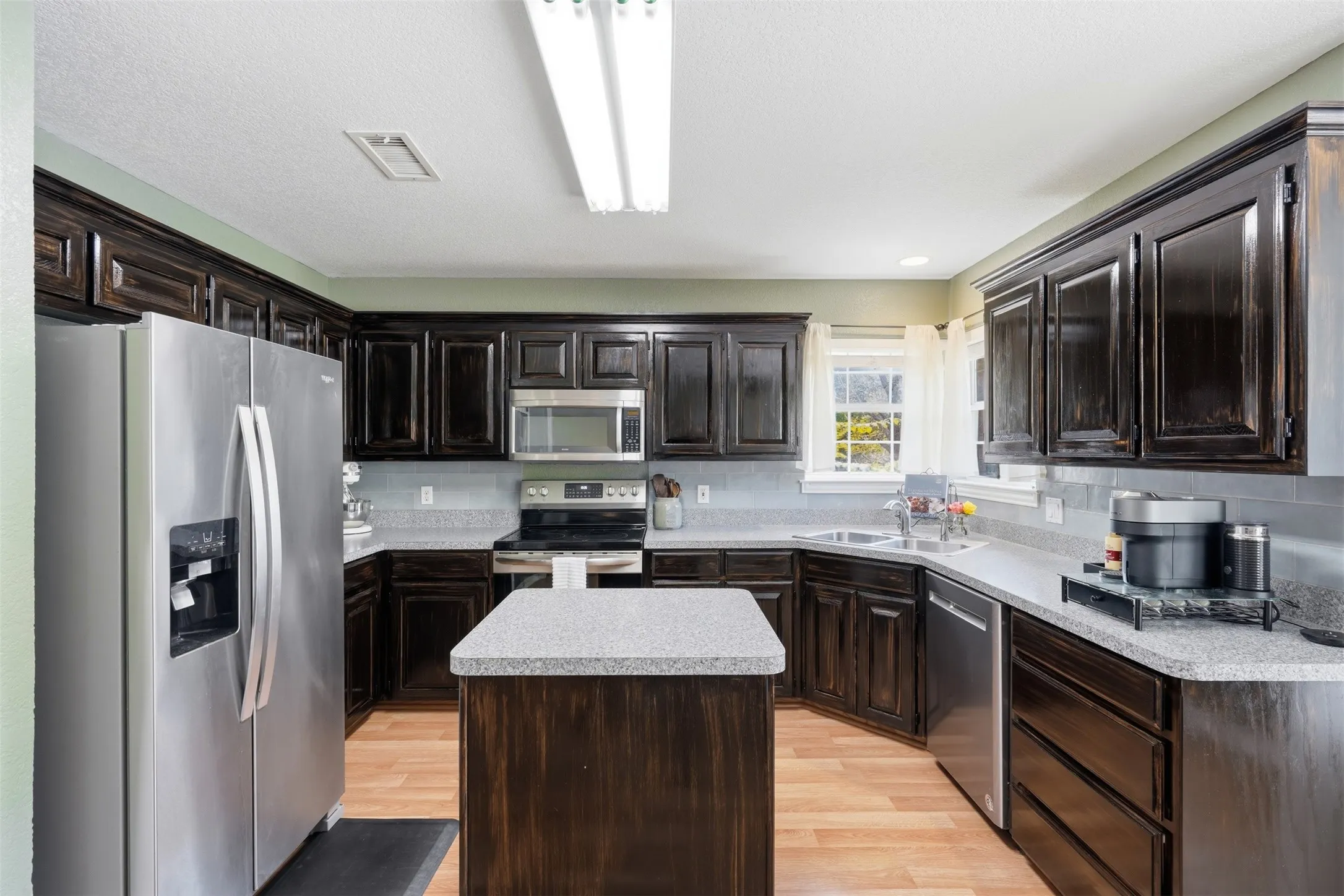 Single Family Residence For Sale in Johnson County , 802 Justin Court, Keene, Texas 76059, 4 Bedroom, 2 Bathroom, 2 Garage spaces, 1,829 Sqft, built in 2002, mls#21385011, Real Estate Agent in Keene, Homes For Sale in Johnson county, Homes For Sale in Keene, Realtor in Keene Texas, Real Estate Brokerage Independent Realty Texas, Luminita Cordes Realtor