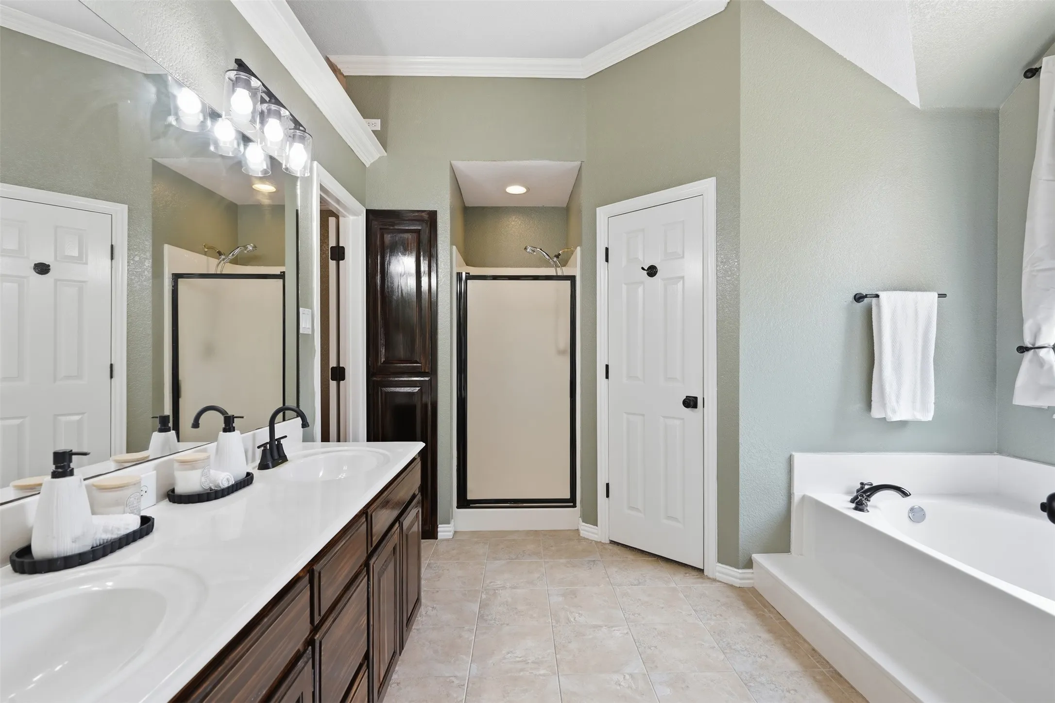 Single Family Residence For Sale in Johnson County , 802 Justin Court, Keene, Texas 76059, 4 Bedroom, 2 Bathroom, 2 Garage spaces, 1,829 Sqft, built in 2002, mls#21385011, Real Estate Agent in Keene, Homes For Sale in Johnson county, Homes For Sale in Keene, Realtor in Keene Texas, Real Estate Brokerage Independent Realty Texas, Luminita Cordes Realtor