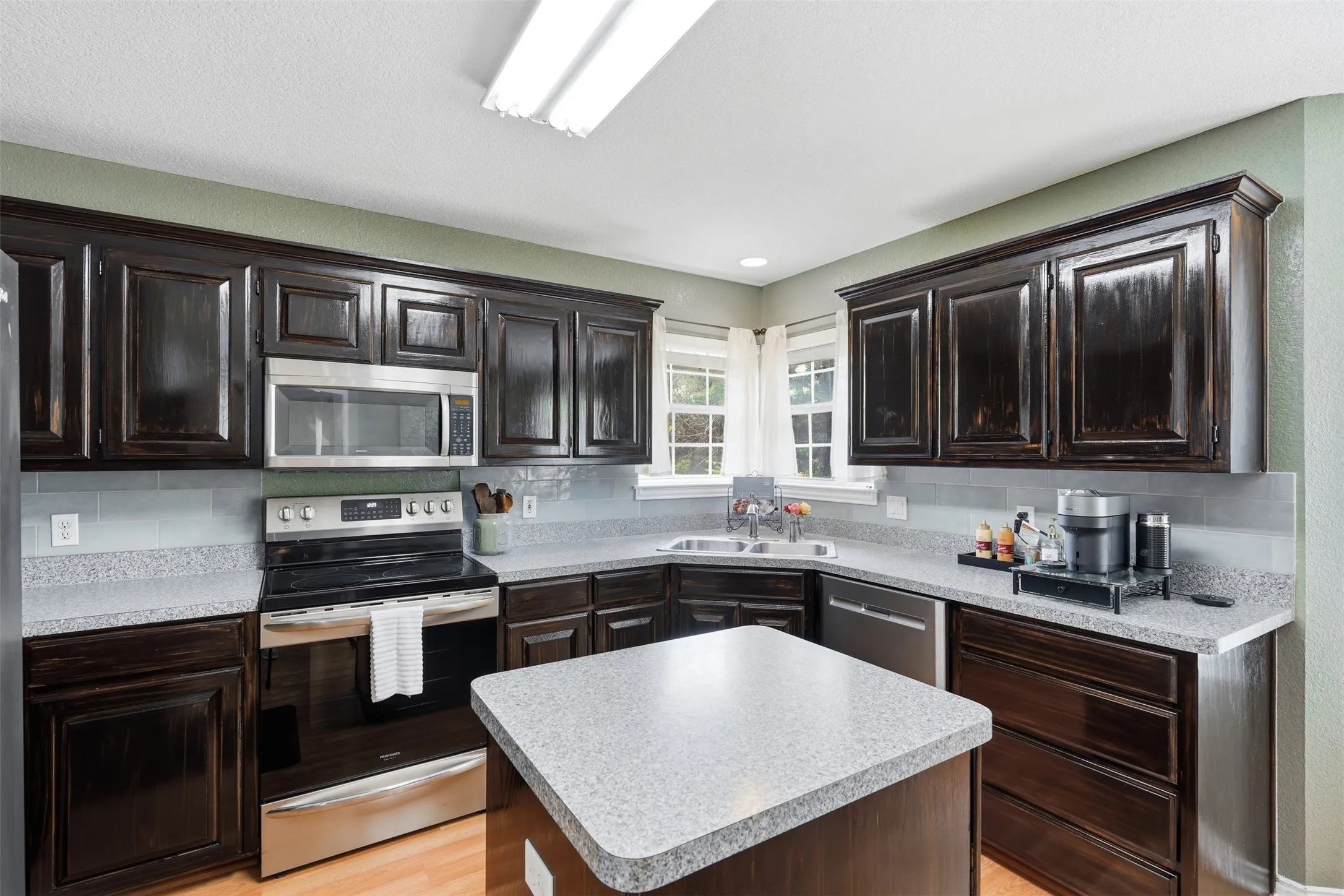 Single Family Residence For Sale in Johnson County , 802 Justin Court, Keene, Texas 76059, 4 Bedroom, 2 Bathroom, 2 Garage spaces, 1,829 Sqft, built in 2002, mls#21385011, Real Estate Agent in Keene, Homes For Sale in Johnson county, Homes For Sale in Keene, Realtor in Keene Texas, Real Estate Brokerage Independent Realty Texas, Luminita Cordes Realtor