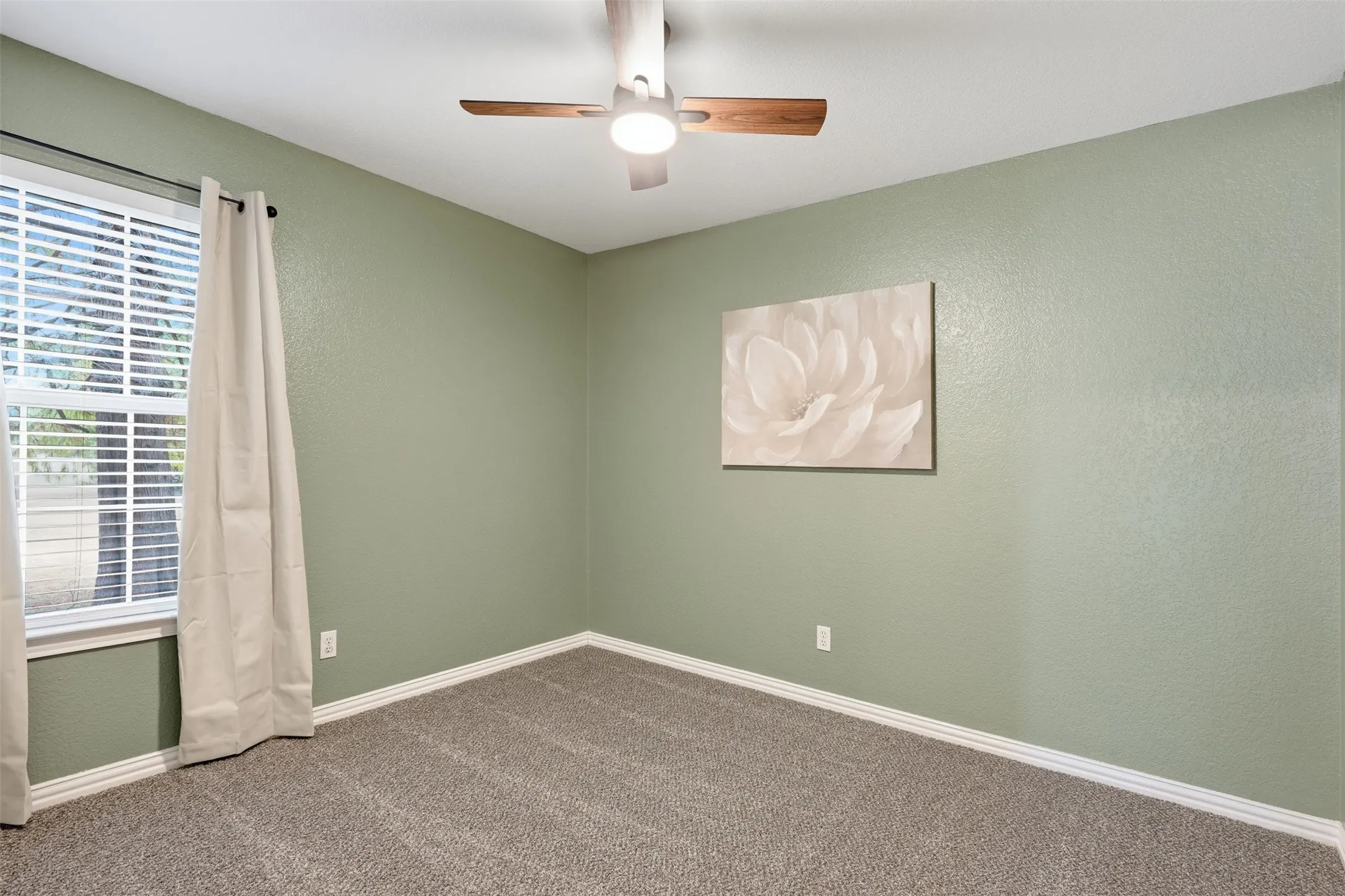 Single Family Residence For Sale in Johnson County , 802 Justin Court, Keene, Texas 76059, 4 Bedroom, 2 Bathroom, 2 Garage spaces, 1,829 Sqft, built in 2002, mls#21385011, Real Estate Agent in Keene, Homes For Sale in Johnson county, Homes For Sale in Keene, Realtor in Keene Texas, Real Estate Brokerage Independent Realty Texas, Luminita Cordes Realtor
