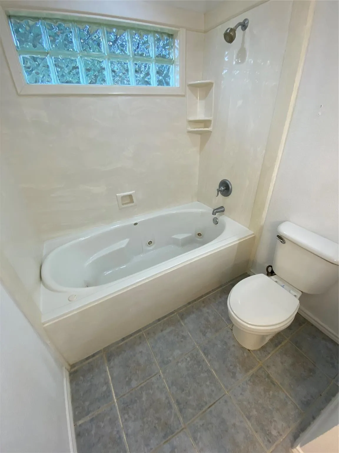 Single Family Residence For Rent in Hood County , 2212 Snake River Drive, Granbury, Texas 76048, 3 Bedroom, 2 Bathroom, 2 Garage spaces, 1,742 Sqft, built in 2004, mls#21385049, Real Estate Agent in Granbury, Homes For Rent in Hood county, Homes For Rent in Granbury, Realtor in Granbury Texas, Real Estate Brokerage Independent Realty Texas, Luminita Cordes Realtor