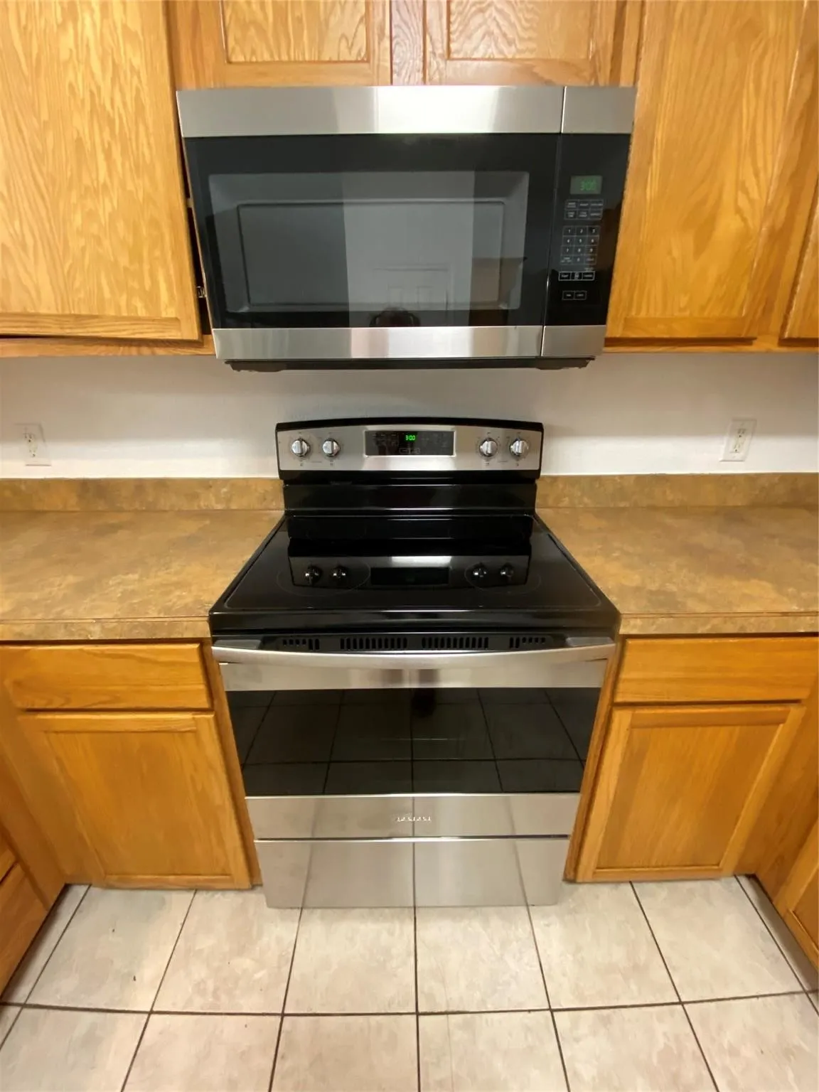 Single Family Residence For Rent in Hood County , 2212 Snake River Drive, Granbury, Texas 76048, 3 Bedroom, 2 Bathroom, 2 Garage spaces, 1,742 Sqft, built in 2004, mls#21385049, Real Estate Agent in Granbury, Homes For Rent in Hood county, Homes For Rent in Granbury, Realtor in Granbury Texas, Real Estate Brokerage Independent Realty Texas, Luminita Cordes Realtor