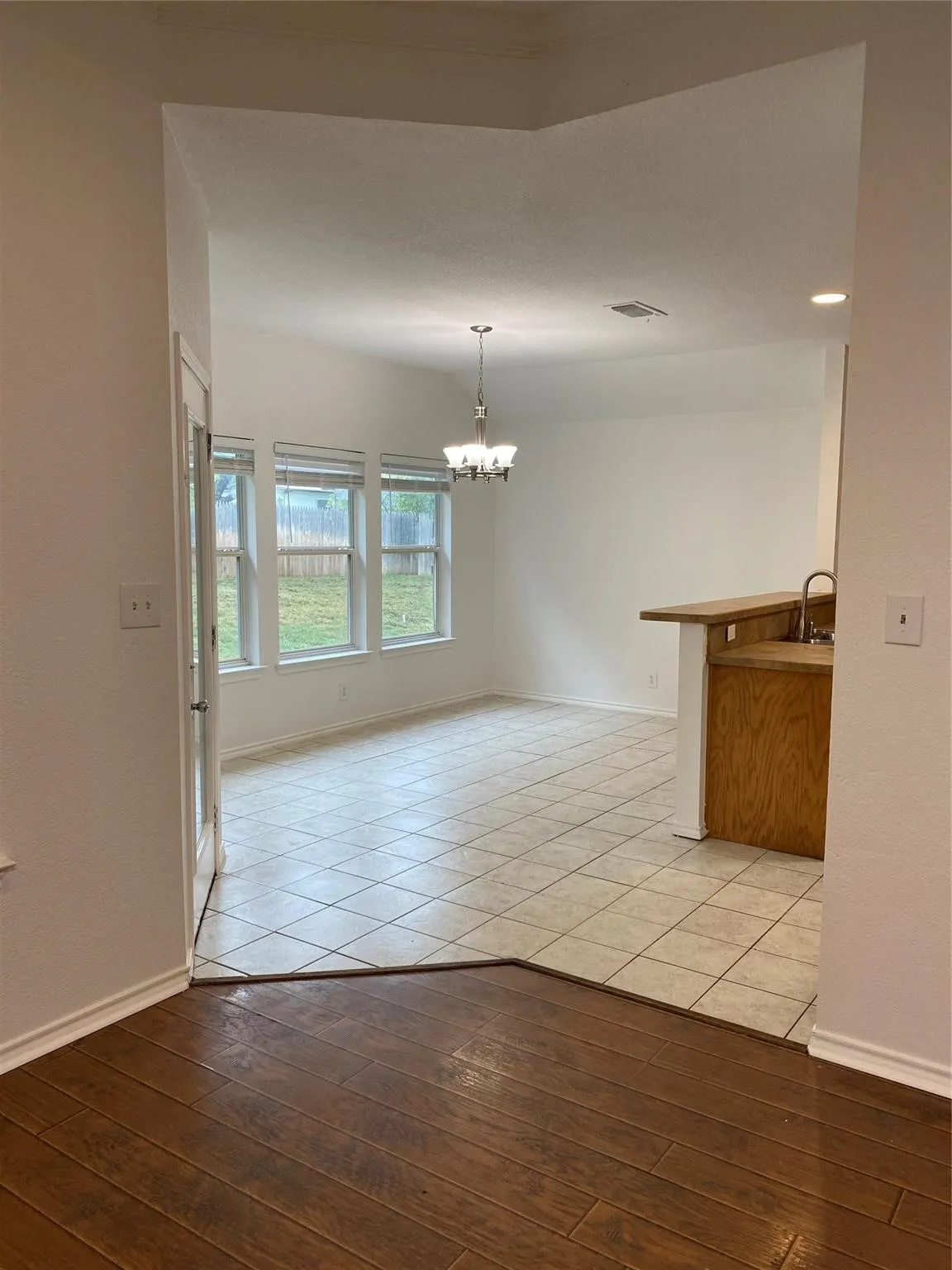 Single Family Residence For Rent in Hood County , 2212 Snake River Drive, Granbury, Texas 76048, 3 Bedroom, 2 Bathroom, 2 Garage spaces, 1,742 Sqft, built in 2004, mls#21385049, Real Estate Agent in Granbury, Homes For Rent in Hood county, Homes For Rent in Granbury, Realtor in Granbury Texas, Real Estate Brokerage Independent Realty Texas, Luminita Cordes Realtor