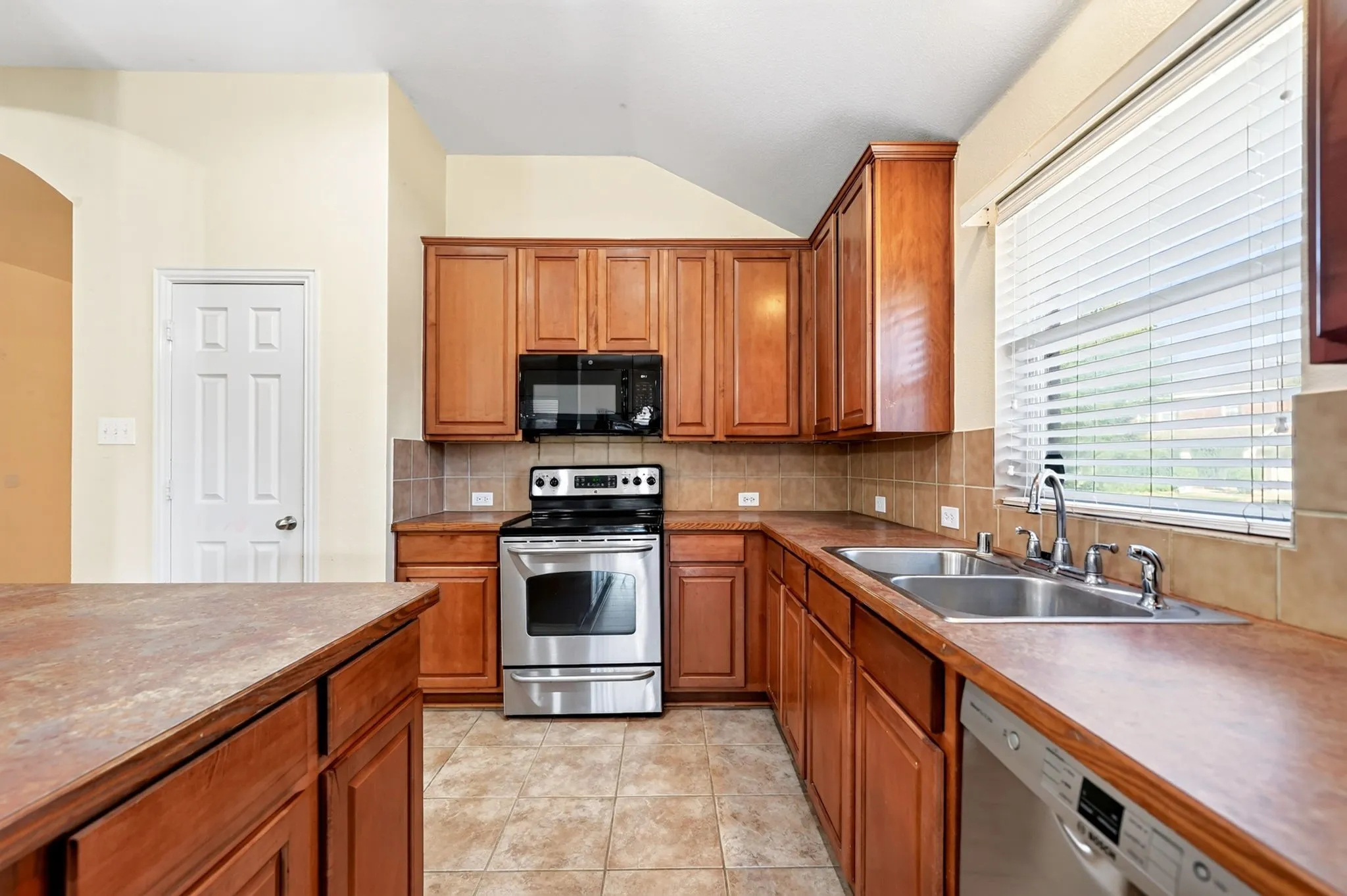 Single Family Residence For Sale in Collin County , 2013 Fair Highlands Trail, Wylie, Texas 75098, 4 Bedroom, 2 Bathroom, 2 Garage spaces, 2,110 Sqft, built in 2005, mls#21384473, Real Estate Agent in Wylie, Homes For Sale in Collin county, Homes For Sale in Wylie, Realtor in Wylie Texas, Real Estate Brokerage Independent Realty Texas, Luminita Cordes Realtor