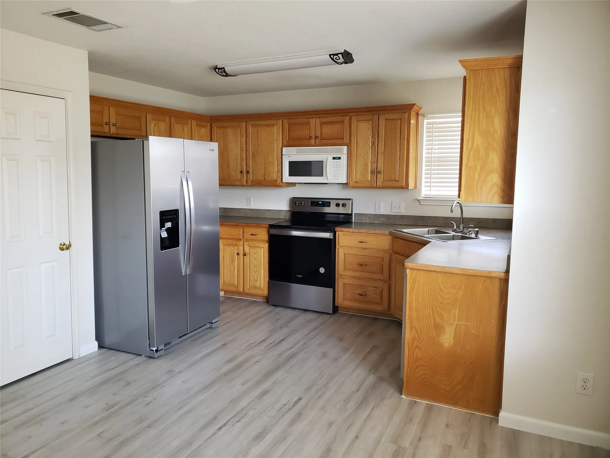 Single Family Residence For Rent in Johnson County , 505 Thistle Meade Circle, Burleson, Texas 76028, 4 Bedroom, 2 Bathroom, 2 Garage spaces, 1,873 Sqft, built in 2002, mls#21385053, Real Estate Agent in Burleson, Homes For Rent in Johnson county, Homes For Rent in Burleson, Realtor in Burleson Texas, Real Estate Brokerage Independent Realty Texas, Luminita Cordes Realtor