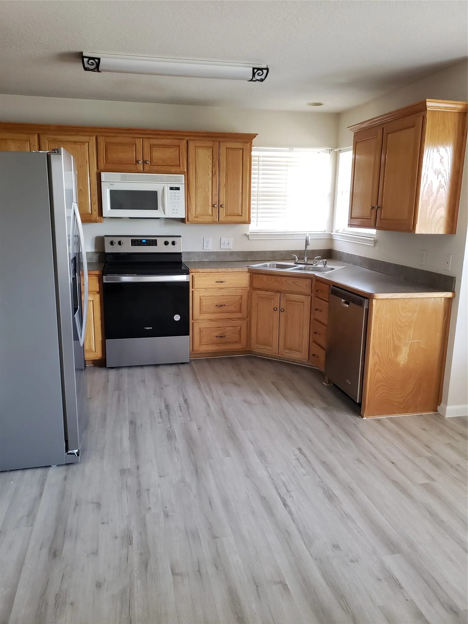 Single Family Residence For Rent in Johnson County , 505 Thistle Meade Circle, Burleson, Texas 76028, 4 Bedroom, 2 Bathroom, 2 Garage spaces, 1,873 Sqft, built in 2002, mls#21385053, Real Estate Agent in Burleson, Homes For Rent in Johnson county, Homes For Rent in Burleson, Realtor in Burleson Texas, Real Estate Brokerage Independent Realty Texas, Luminita Cordes Realtor