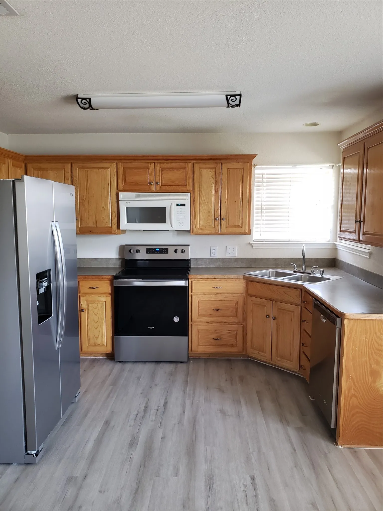 Single Family Residence For Rent in Johnson County , 505 Thistle Meade Circle, Burleson, Texas 76028, 4 Bedroom, 2 Bathroom, 2 Garage spaces, 1,873 Sqft, built in 2002, mls#21385053, Real Estate Agent in Burleson, Homes For Rent in Johnson county, Homes For Rent in Burleson, Realtor in Burleson Texas, Real Estate Brokerage Independent Realty Texas, Luminita Cordes Realtor