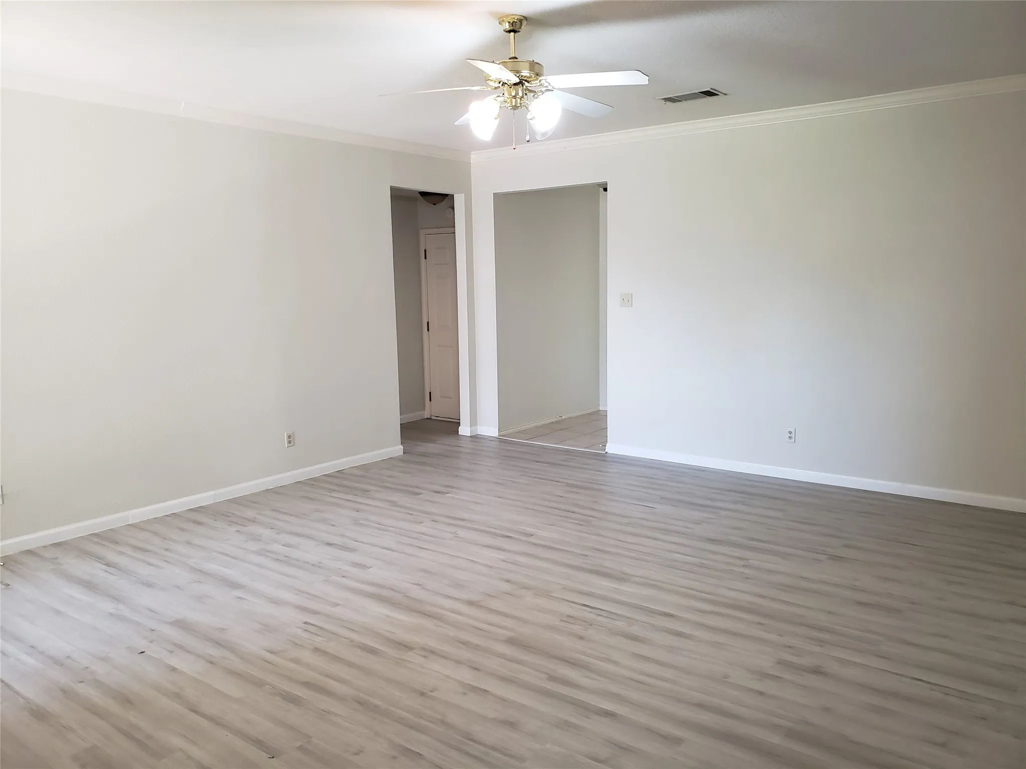 Single Family Residence For Rent in Johnson County , 505 Thistle Meade Circle, Burleson, Texas 76028, 4 Bedroom, 2 Bathroom, 2 Garage spaces, 1,873 Sqft, built in 2002, mls#21385053, Real Estate Agent in Burleson, Homes For Rent in Johnson county, Homes For Rent in Burleson, Realtor in Burleson Texas, Real Estate Brokerage Independent Realty Texas, Luminita Cordes Realtor