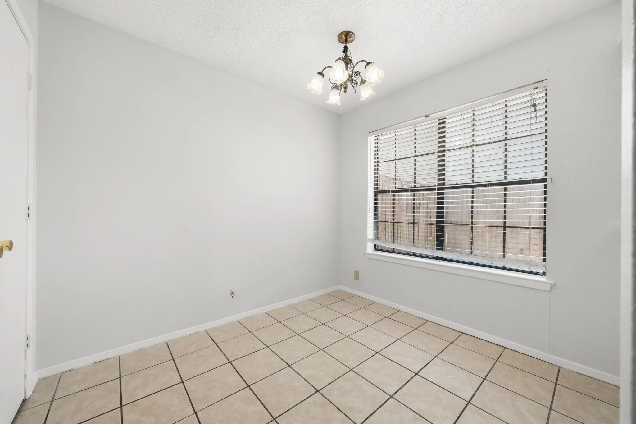 Townhouse For Rent in Denton County , 929 W Hickory Street A10, Denton, Texas 76201, 2 Bedroom, 3 Bathroom, Garage spaces, 1,047 Sqft, built in 1985, mls#21384292, Real Estate Agent in Denton, Homes For Rent in Denton county, Homes For Rent in Denton, Realtor in Denton Texas, Real Estate Brokerage Independent Realty Texas, Luminita Cordes Realtor