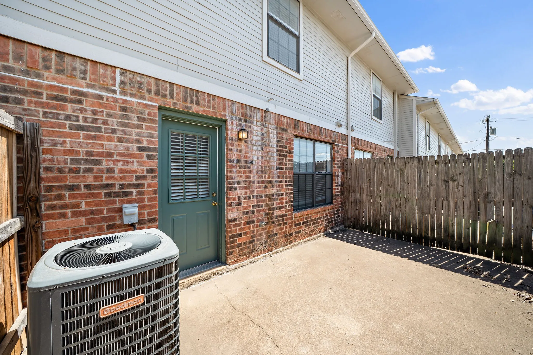 Townhouse For Rent in Denton County , 929 W Hickory Street A10, Denton, Texas 76201, 2 Bedroom, 3 Bathroom, Garage spaces, 1,047 Sqft, built in 1985, mls#21384292, Real Estate Agent in Denton, Homes For Rent in Denton county, Homes For Rent in Denton, Realtor in Denton Texas, Real Estate Brokerage Independent Realty Texas, Luminita Cordes Realtor