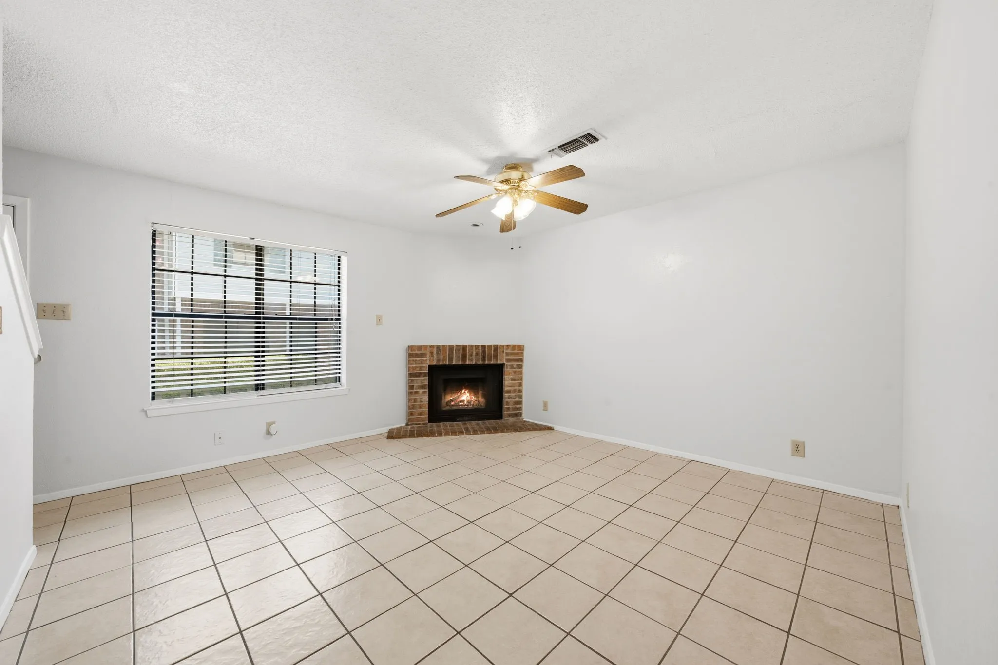 Townhouse For Rent in Denton County , 929 W Hickory Street A10, Denton, Texas 76201, 2 Bedroom, 3 Bathroom, Garage spaces, 1,047 Sqft, built in 1985, mls#21384292, Real Estate Agent in Denton, Homes For Rent in Denton county, Homes For Rent in Denton, Realtor in Denton Texas, Real Estate Brokerage Independent Realty Texas, Luminita Cordes Realtor